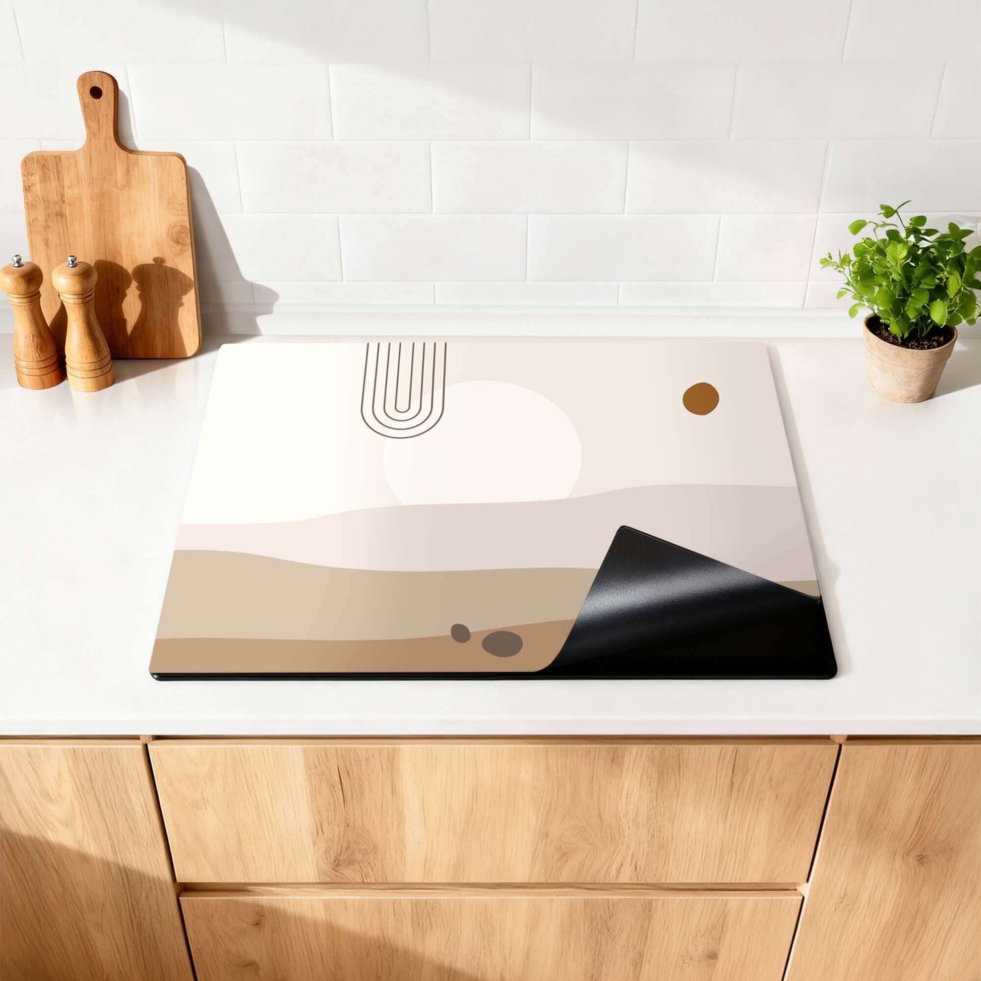 Desert Glow - Japandi Herdabdeckplatte mit weichen Wüstentönen und organischen Formen auf der Arbeitsplatte.