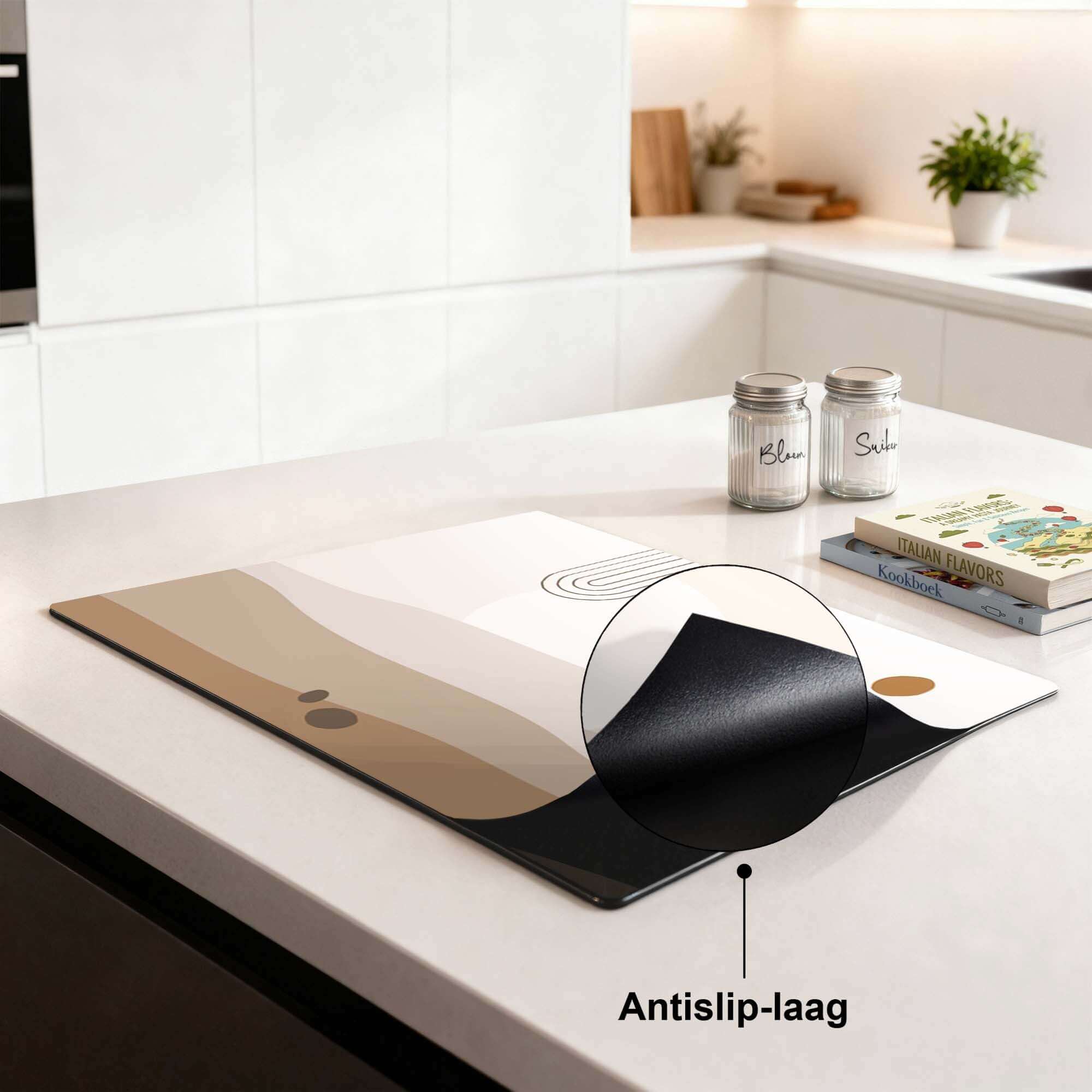 Desert Glow - Japandi Herdabdeckplatte mit rutschfester Beschichtung in sanften Wüstentönen auf einer Oberfläche.