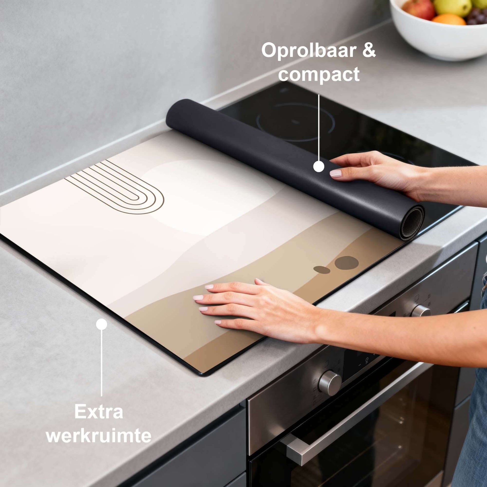 Desert Glow - Japandi Herdabdeckplatte auf einer Arbeitsplatte, mit organischen Formen und Wüstentönen.