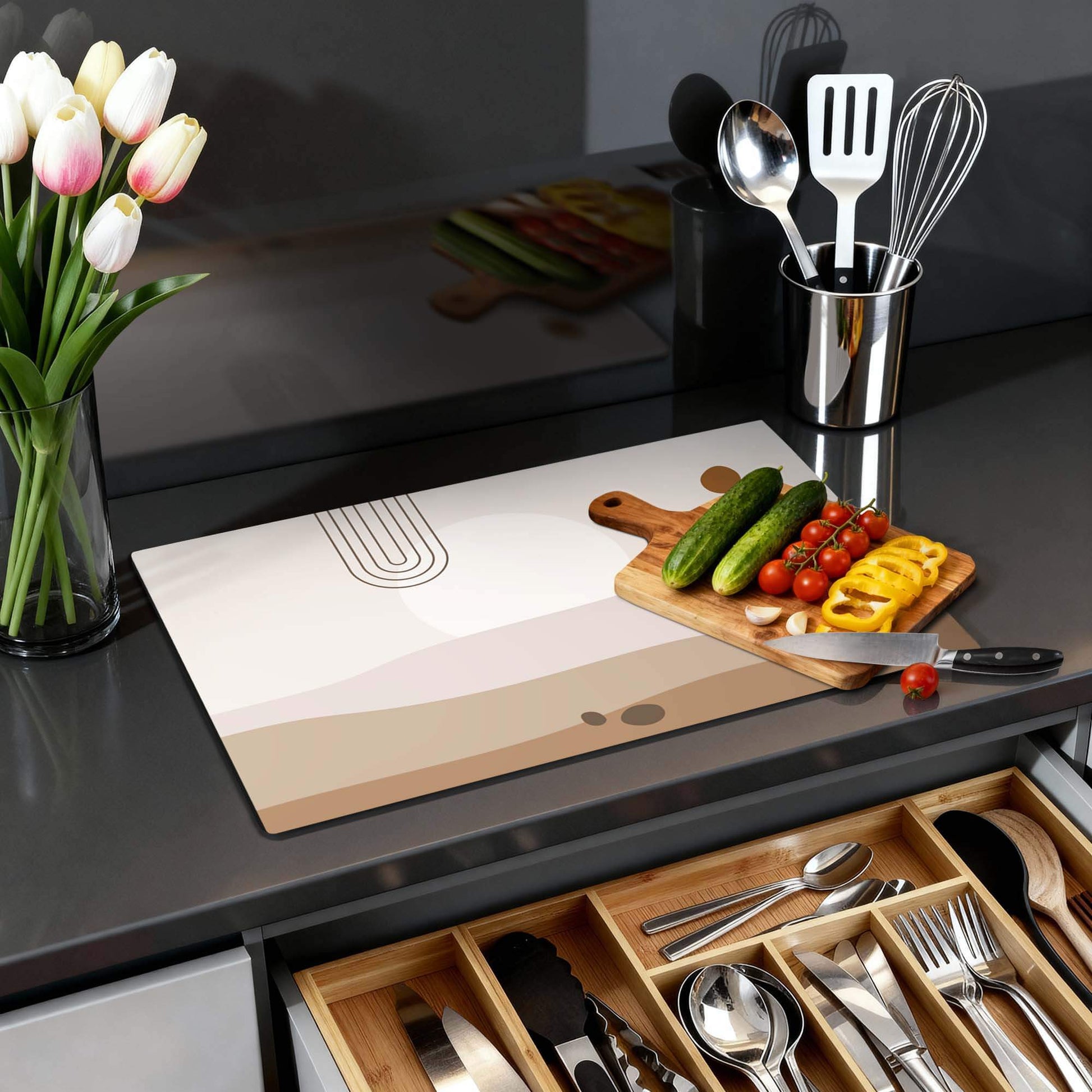 Desert Glow - Japandi Herdabdeckplatte mit sanften Wüstentönen und einem minimalistischen Look in der Küche.