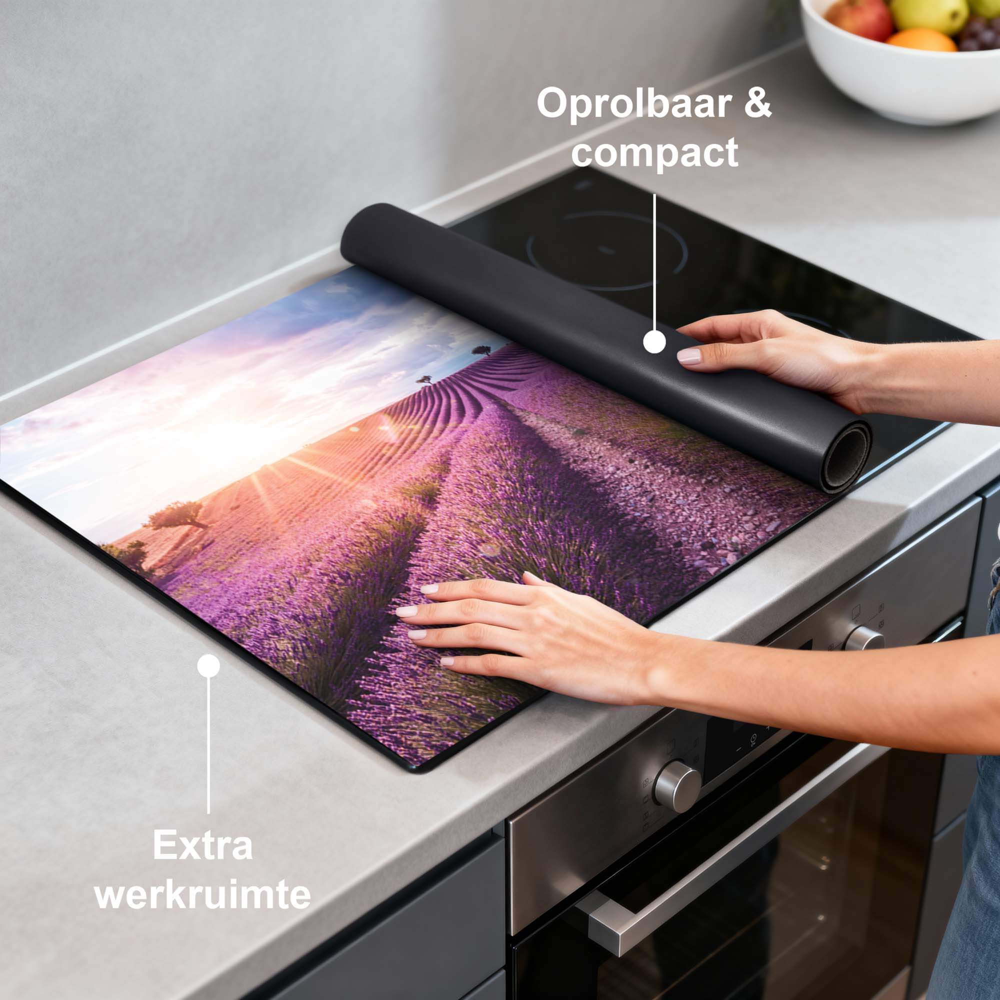 Lavender Horizon - Herdabdeckplatte für die Küchenarbeitsplatte mit Lavendelfeld-Design, aufrollbar und kompakt.