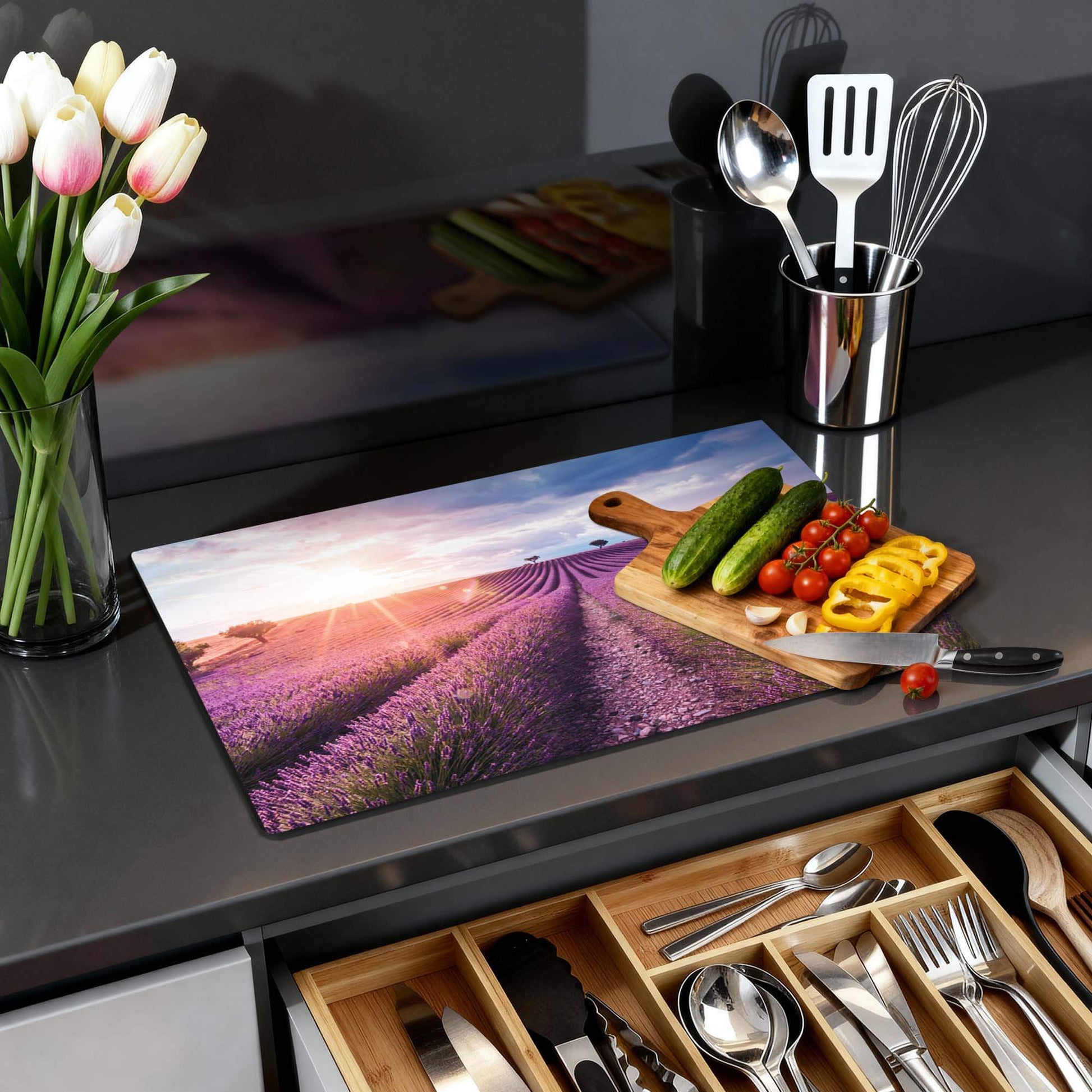 Lavender Horizon - Herdabdeckplatte auf einer Küchenplatte mit Gemüse und Blumen.