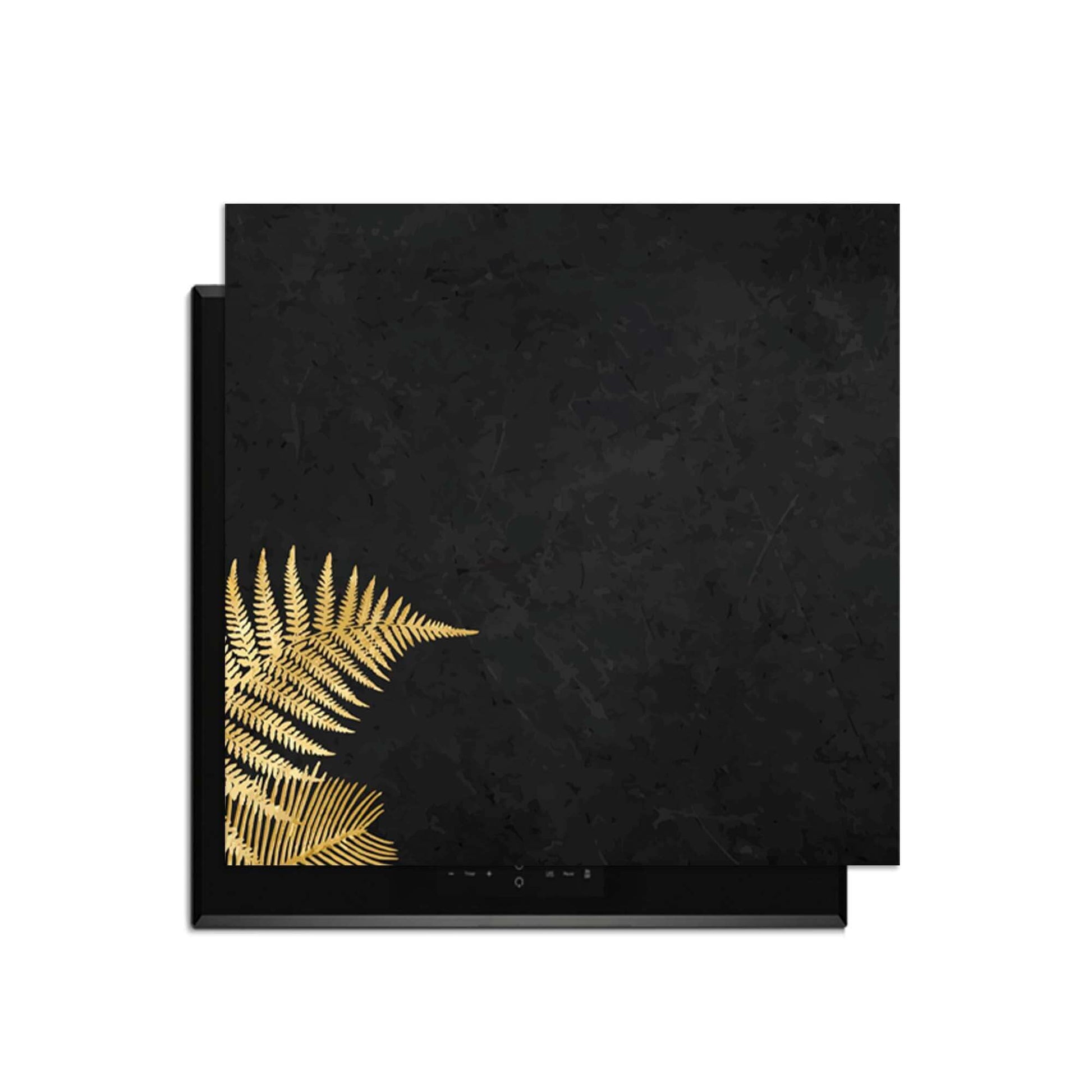 Golden Fern Touch - Herdabdeckplatte mit goldenen Farnen auf einem tiefschwarzen Hintergrund.