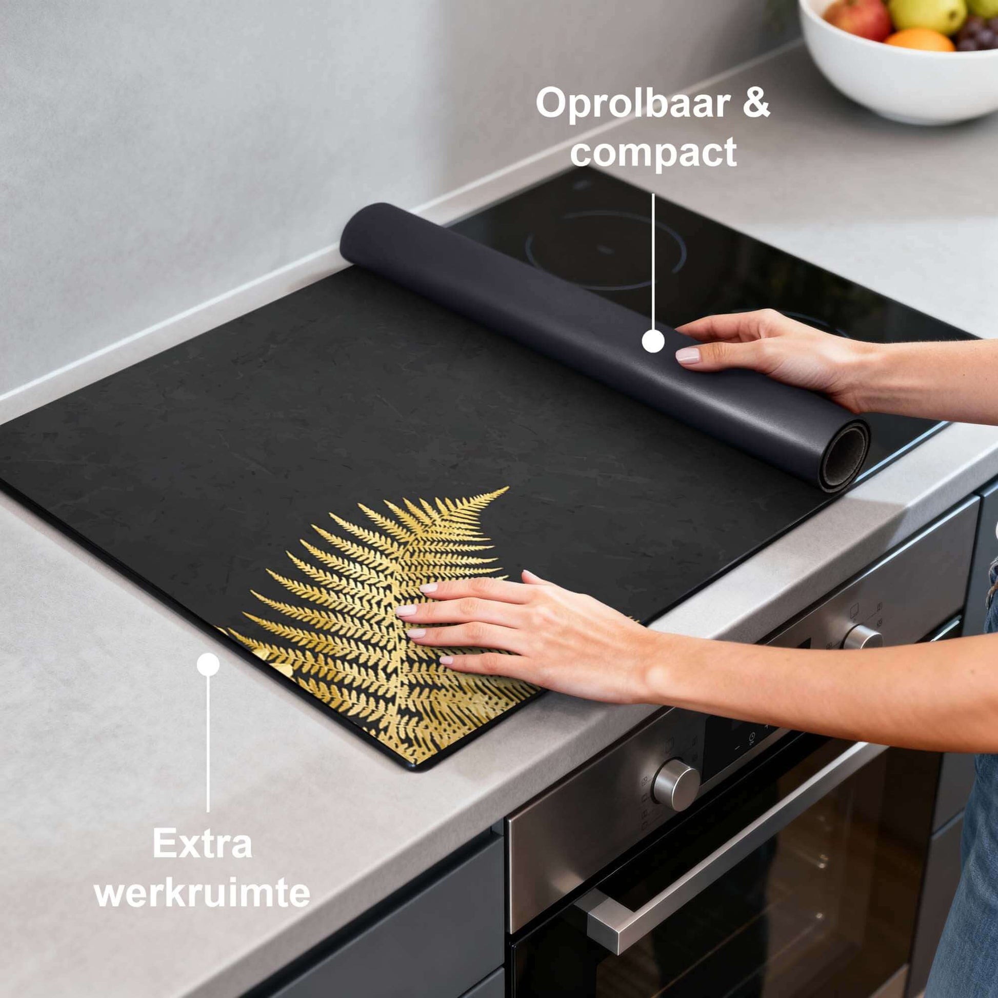 Golden Fern Touch - Arbeitsplatz-Herdabdeckplatte mit aufrollbarem Design und goldenen Farnen auf schwarzem Hintergrund.