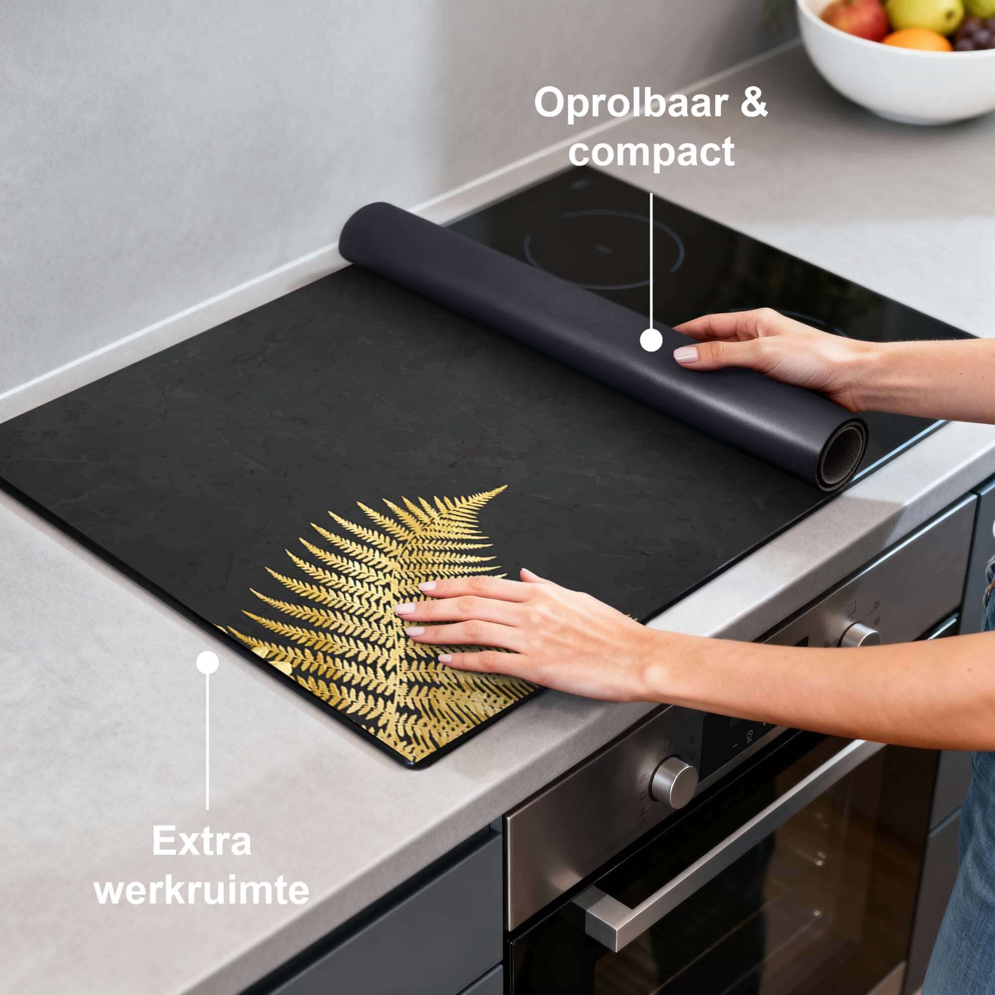Golden Fern Touch - Arbeitsplatz-Herdabdeckplatte mit aufrollbarem Design und goldenen Farnen auf schwarzem Hintergrund.