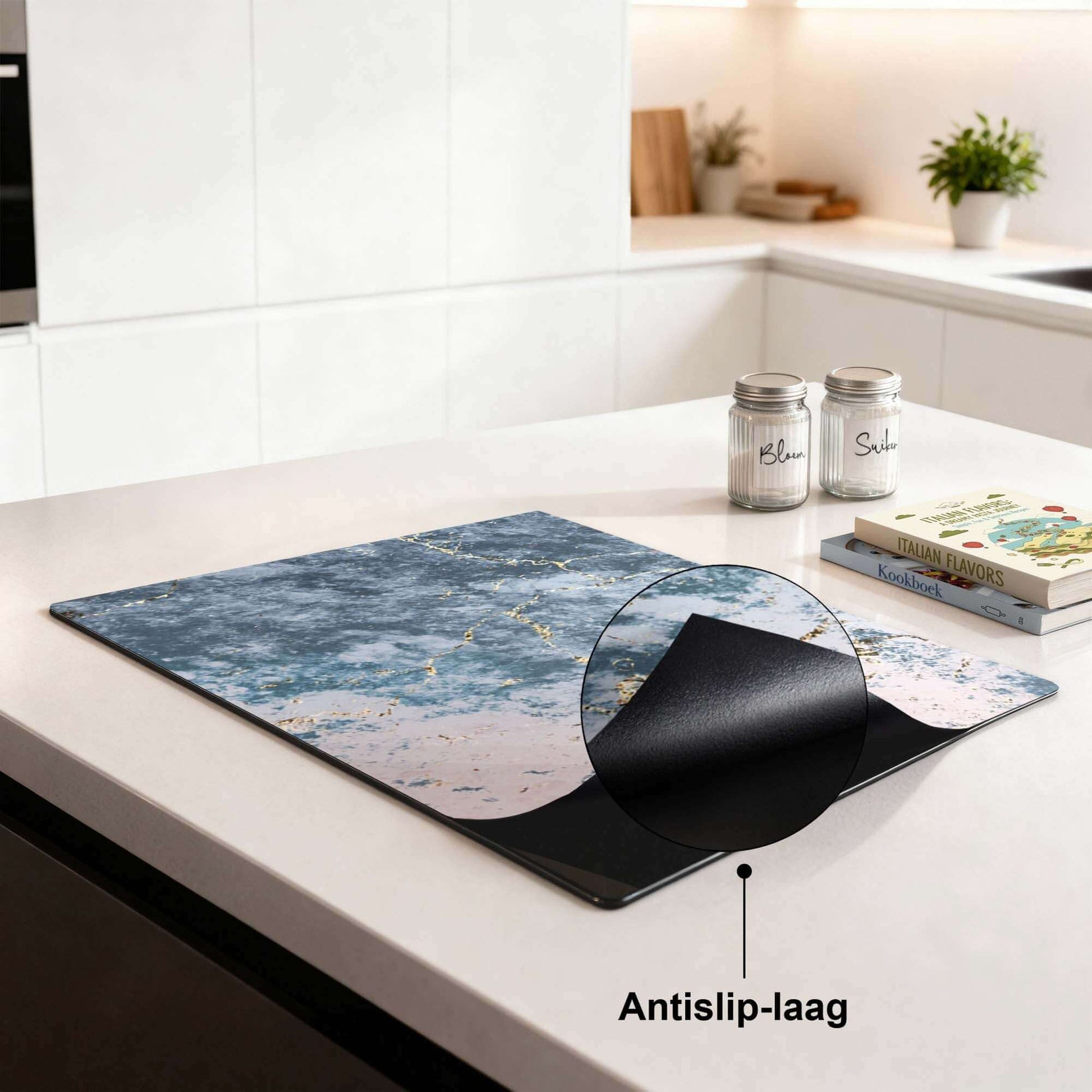 Elegantes Ocean Marble - Herdabdeckplatte mit Anti-Rutsch-Beschichtung auf einer modernen Küchenarbeitsplatte.