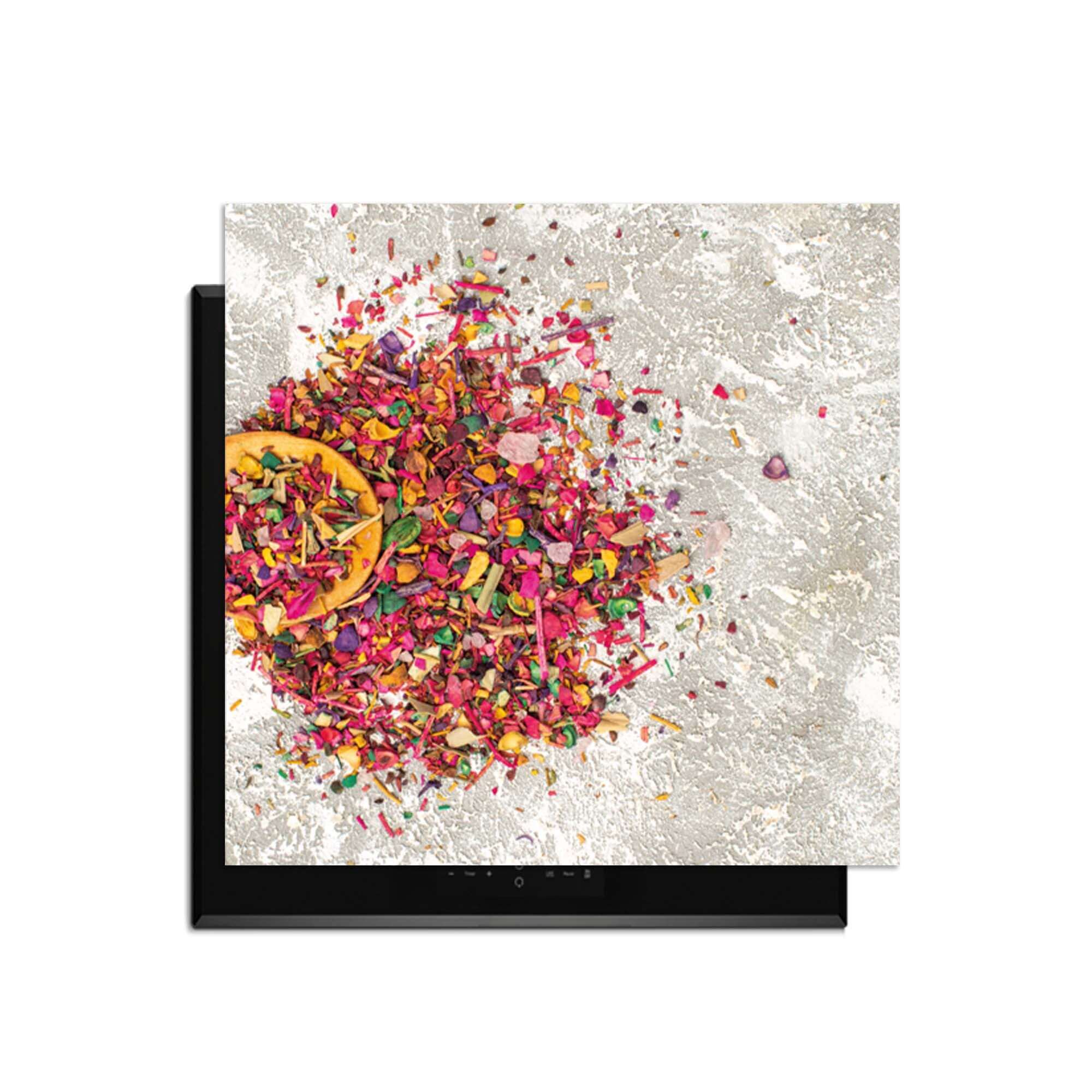 Spice Delight - Herdabdeckplatte mit bunten Gewürzen auf hellem Hintergrund für eine verspielte Küche.