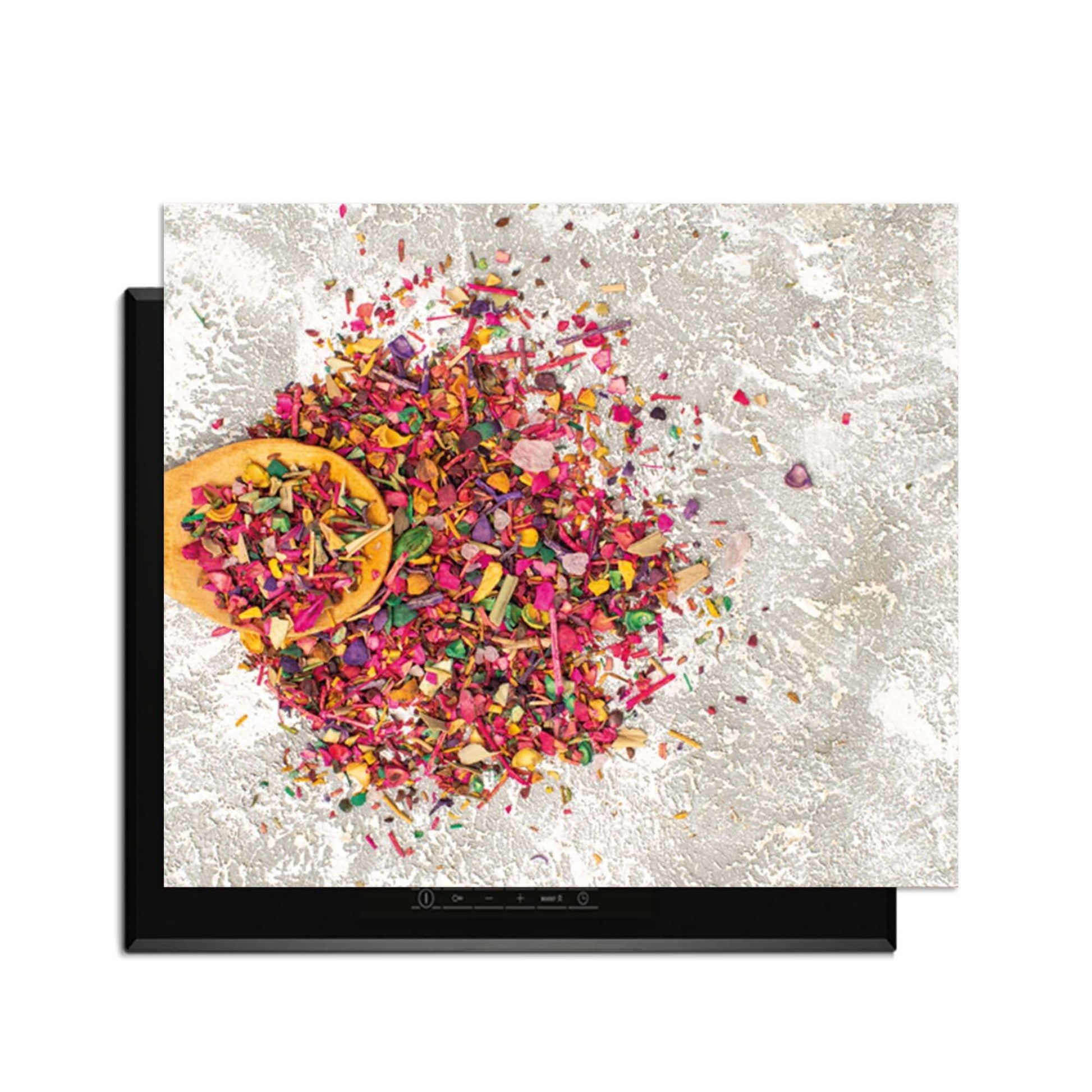 Spice Delight - Herdabdeckplatte mit bunten Gewürzen auf hellem Hintergrund, perfekt für jede Küche.