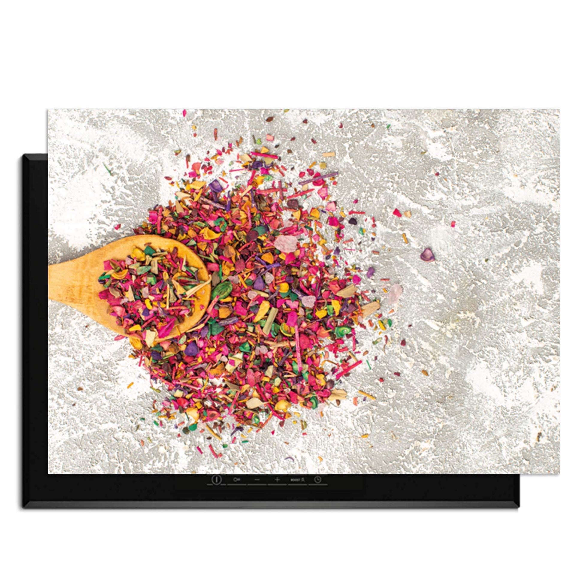 Spice Delight - Herdabdeckplatte mit bunten Gewürzen auf hellem Hintergrund für die Küche.