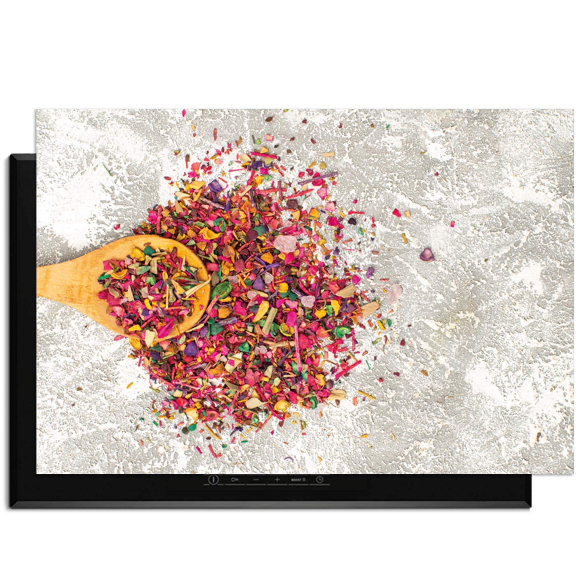 Spice Delight - Herdabdeckplatte mit fröhlichen Gewürzen auf hellem Hintergrund auf einem Induktionskochfeld.