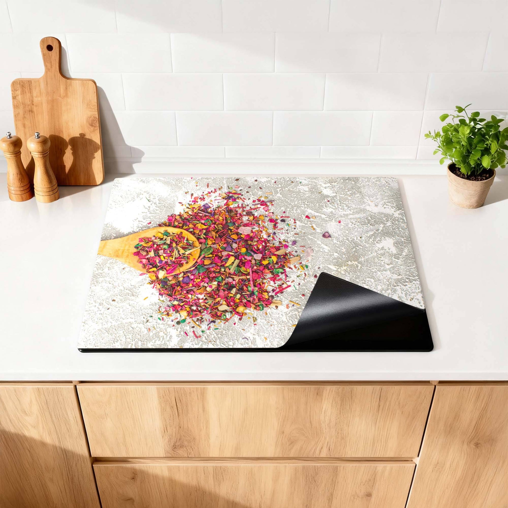 Spice Delight - Herdabdeckplatte mit bunten Gewürzen auf hellem Hintergrund, perfekt für jeden Küchenstil.