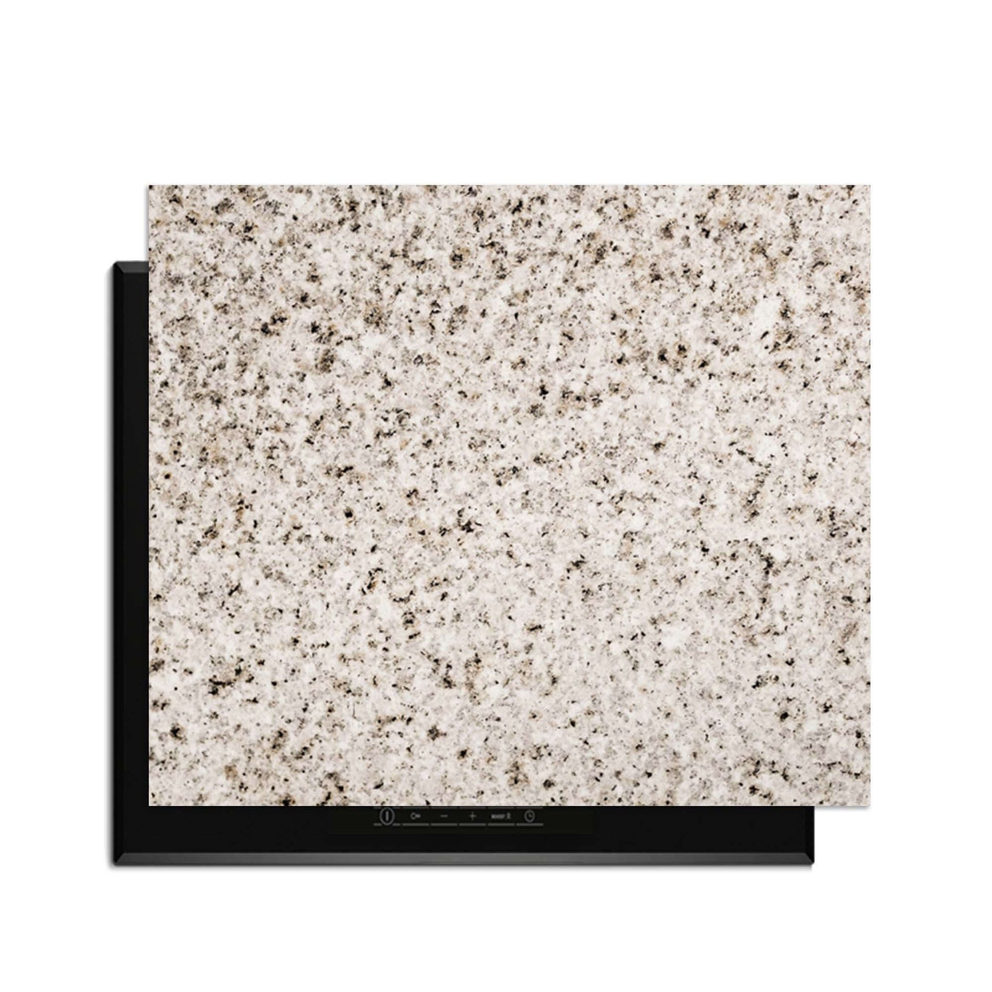Almond Granite - Herdabdeckplatte auf dem Induktionskochfeld für Schutz und Stil in der Küche.