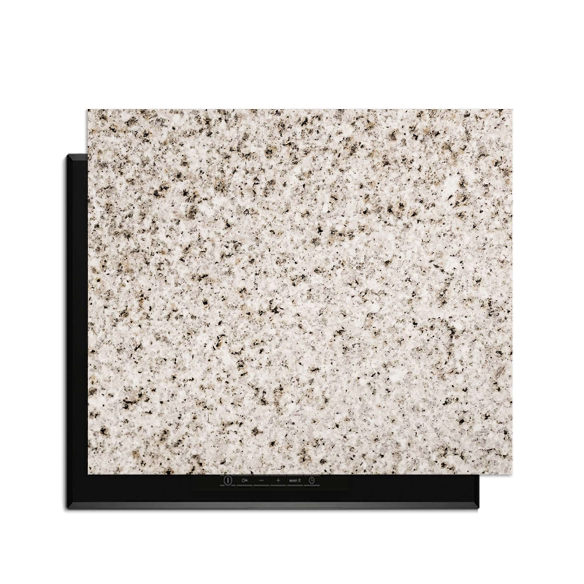Almond Granite - Herdabdeckplatte auf dem Induktionskochfeld für Schutz und Stil in der Küche.