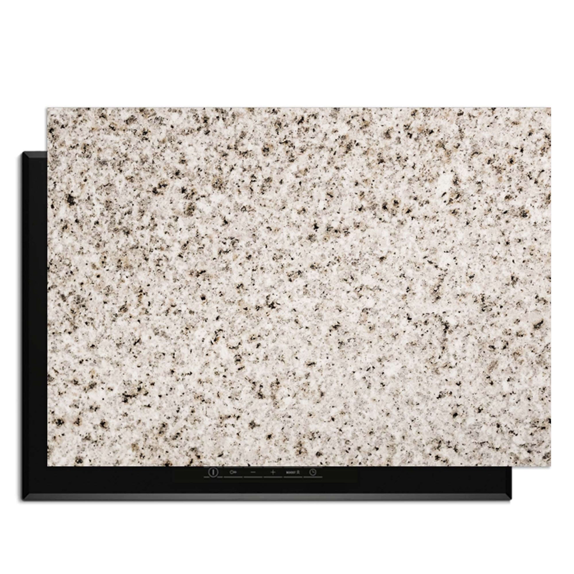 Almond Granite - Herdabdeckplatte über einem Induktionskochfeld, bietet Stil und Schutz vor Kratzern.