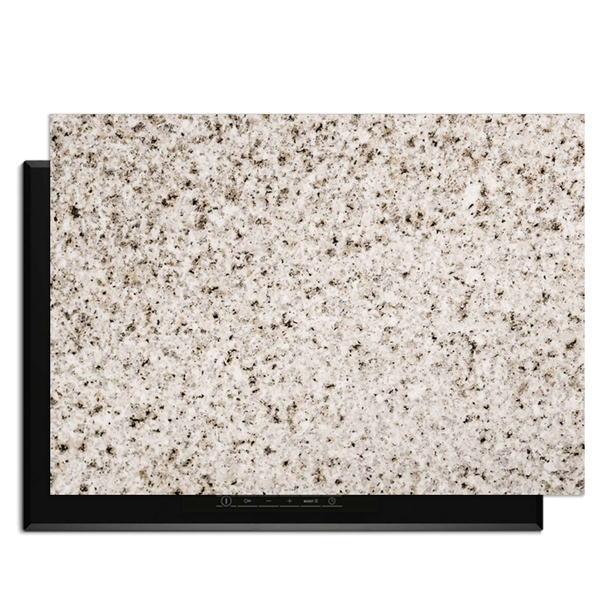 Almond Granite - Herdabdeckplatte über einem Induktionskochfeld, bietet Stil und Schutz vor Kratzern.