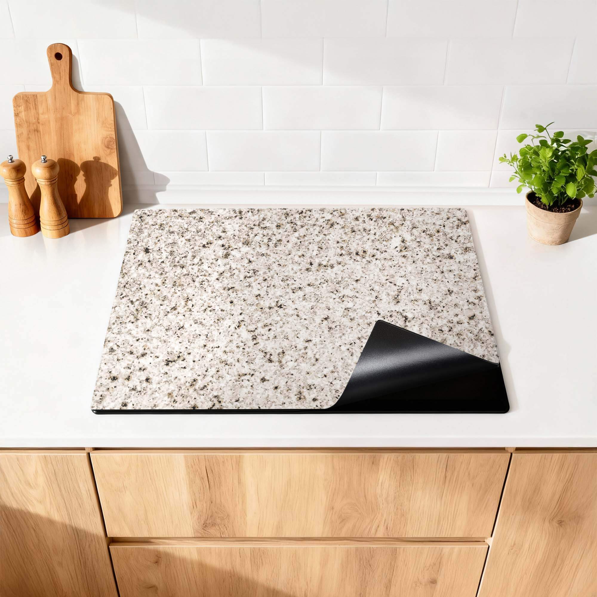 Almond Granite - Herdabdeckplatte auf einer modernen Küchenarbeitsplatte mit Holzschränken.