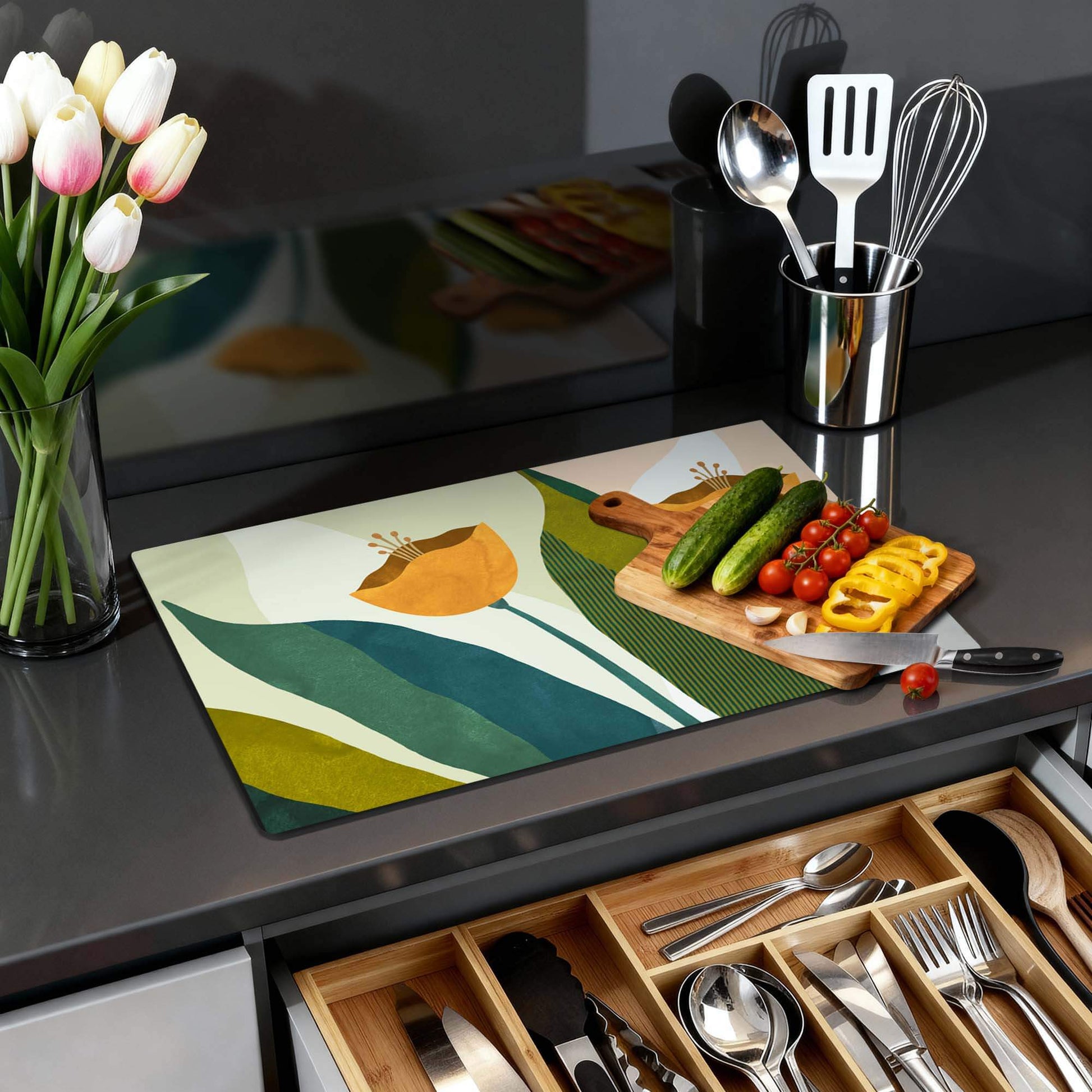 Amber Duo - Herdabdeckplatte mit botanischem Design auf einem modernen Induktionskochfeld mit Gemüse und Utensilien