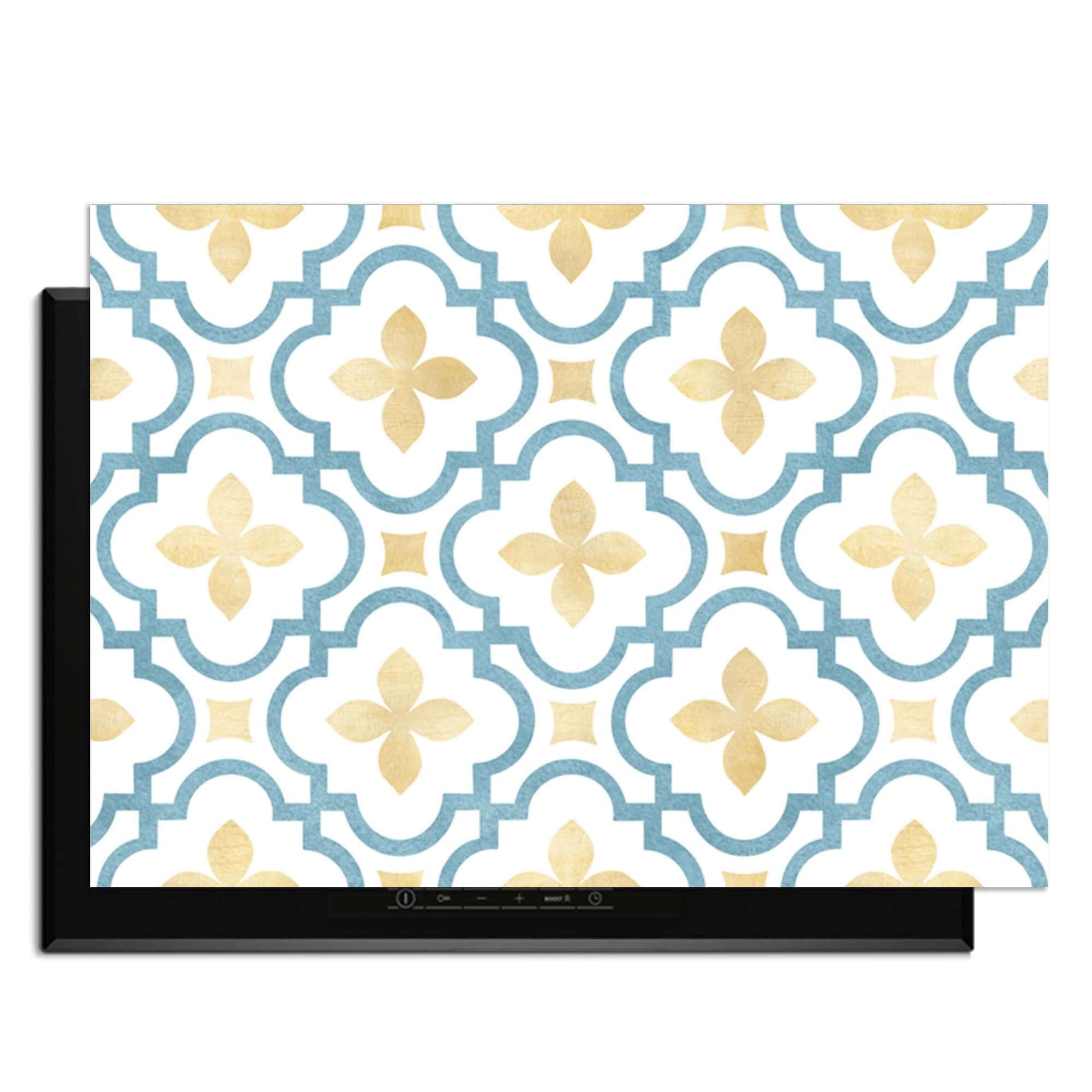 Azure Blossom Tile - Herdabdeckplatte mit goldenem und blauem Kachelmotiv, stilvoll und praktisch für eine mediterrane Küche.