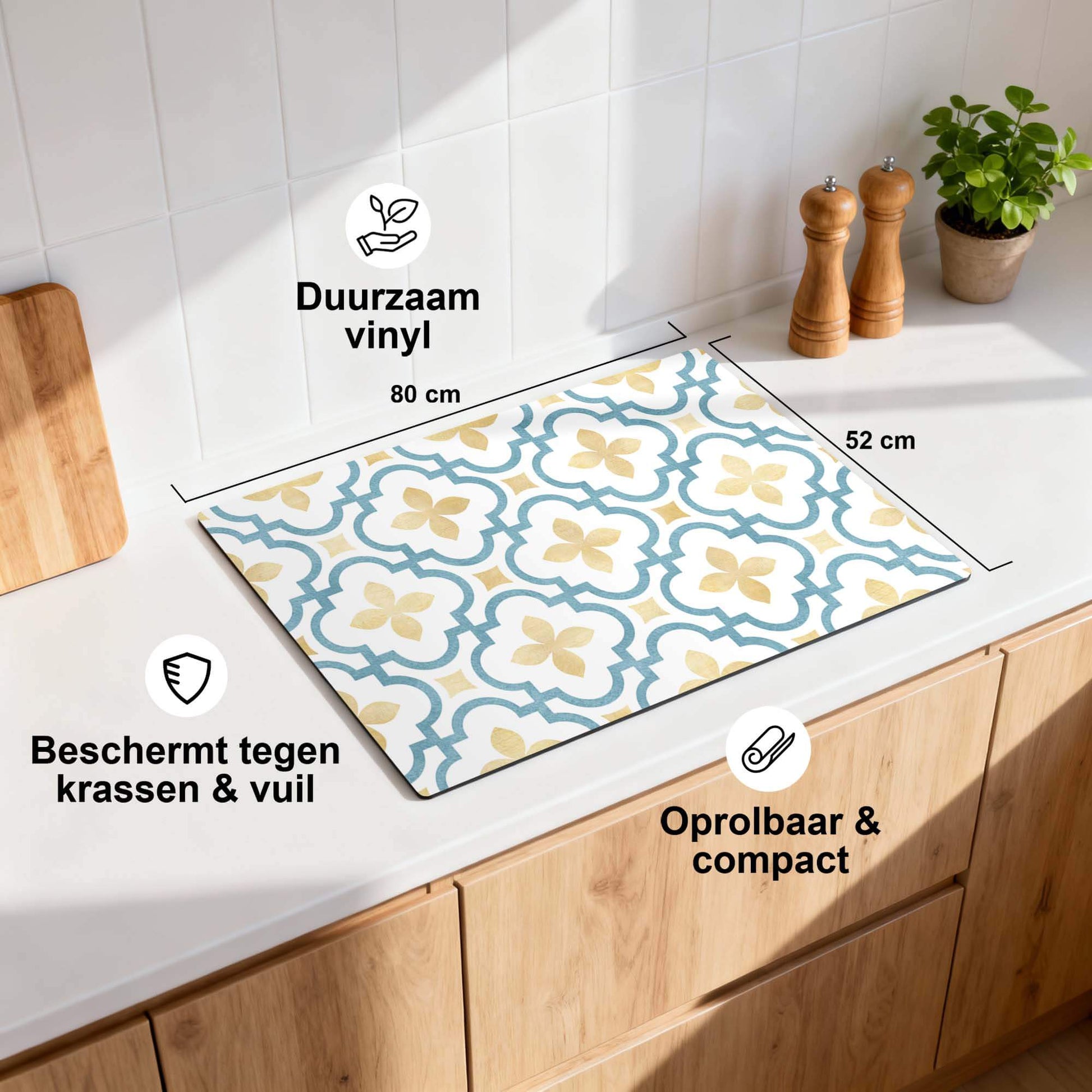 Azure Blossom Tile - Herdabdeckplatte mit goldenem und blauem Kachelmotiv, stilvoll und praktisch für mediterrane Küchen.