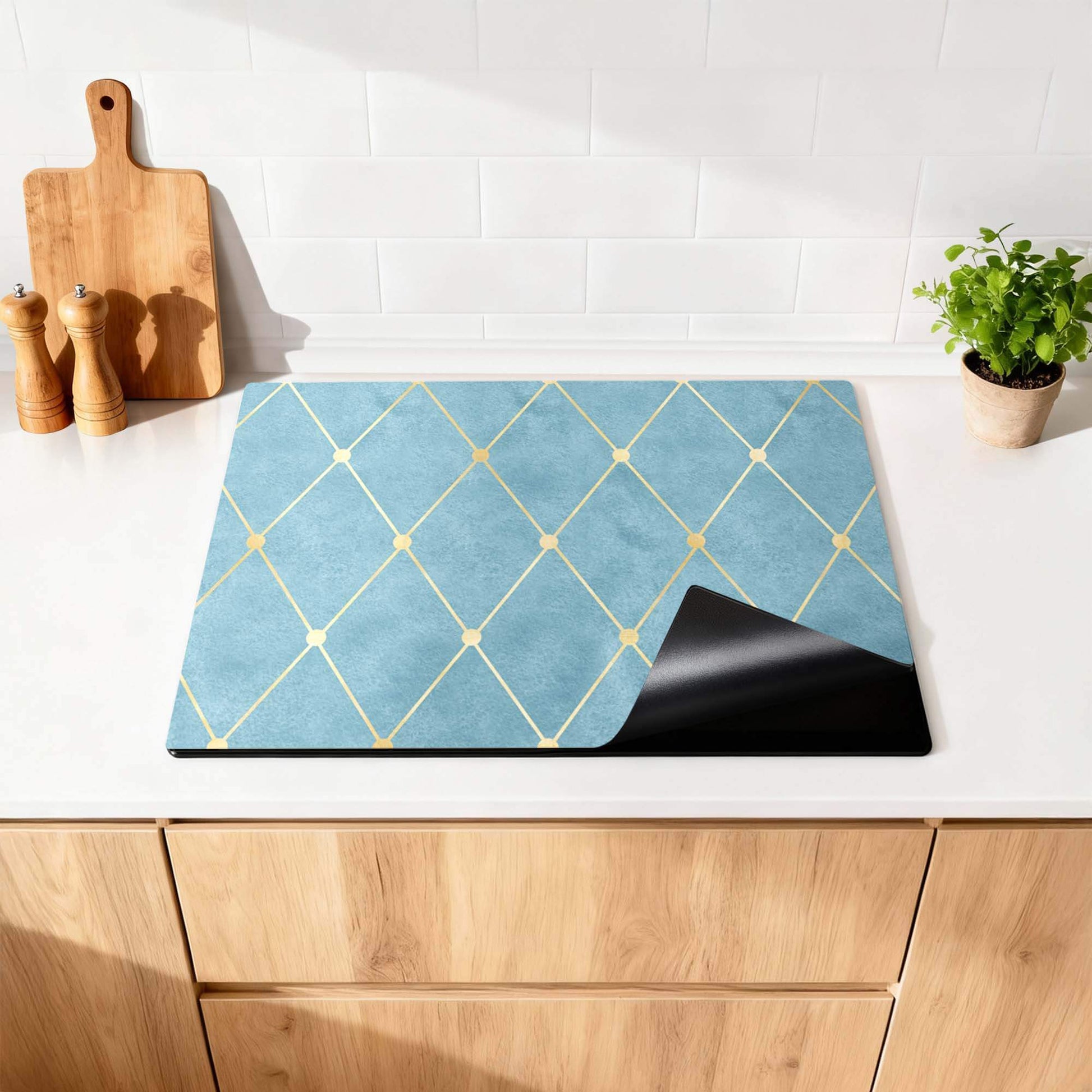 Azure Line Grid - Herdabdeckplatte mit goldenem Rautenmuster auf zart azurblauer Oberfläche, modernes Küchenzubehör.
