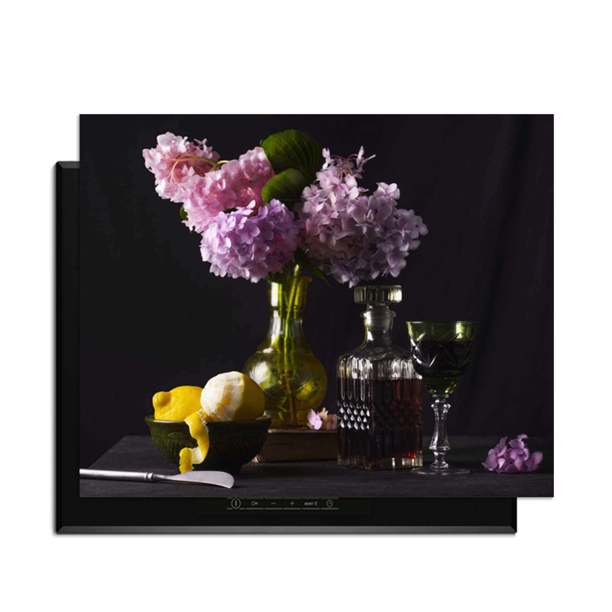 Baroque Bloom - Herdabdeckplatte mit elegantem Blumenarrangement und Früchten.