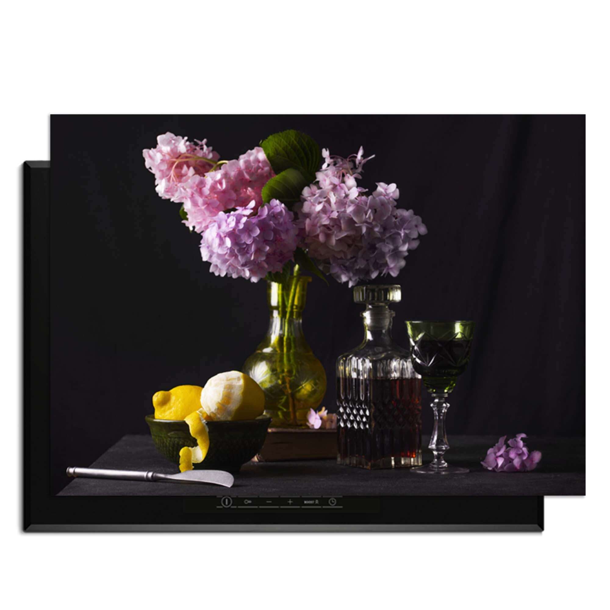 Baroque Bloom - Herdabdeckplatte mit Blumen, Zitrone und einem eleganten Glas auf schwarzem Hintergrund