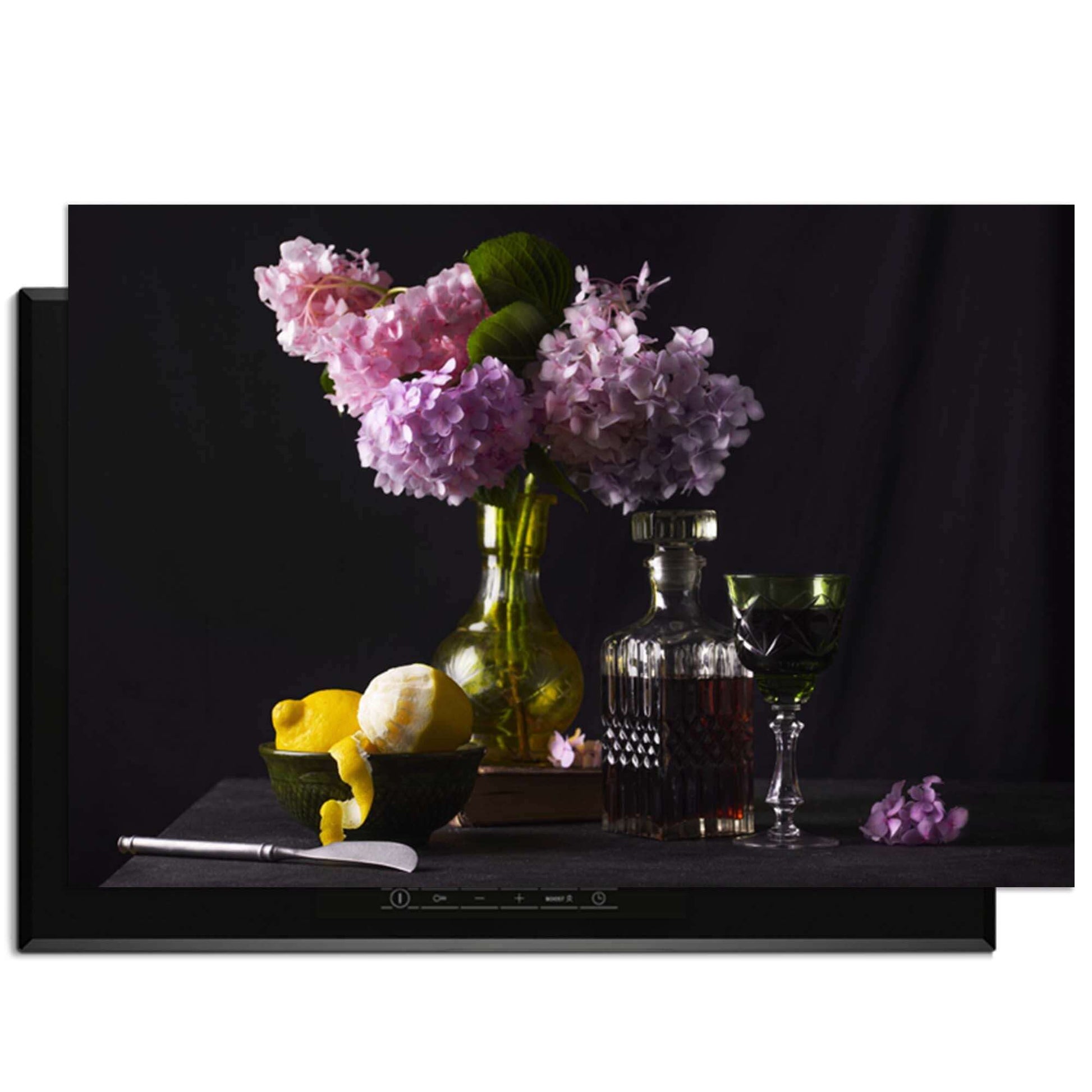 Baroque Bloom - Herdabdeckplatte mit Blumen, Zitronen und Gläsern auf einem eleganten Tisch.