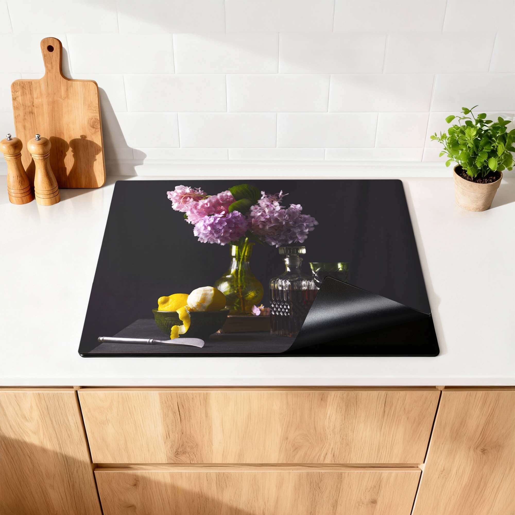 Baroque Bloom - Herdabdeckplatte mit Blumen auf einer modernen Küchenoberfläche.