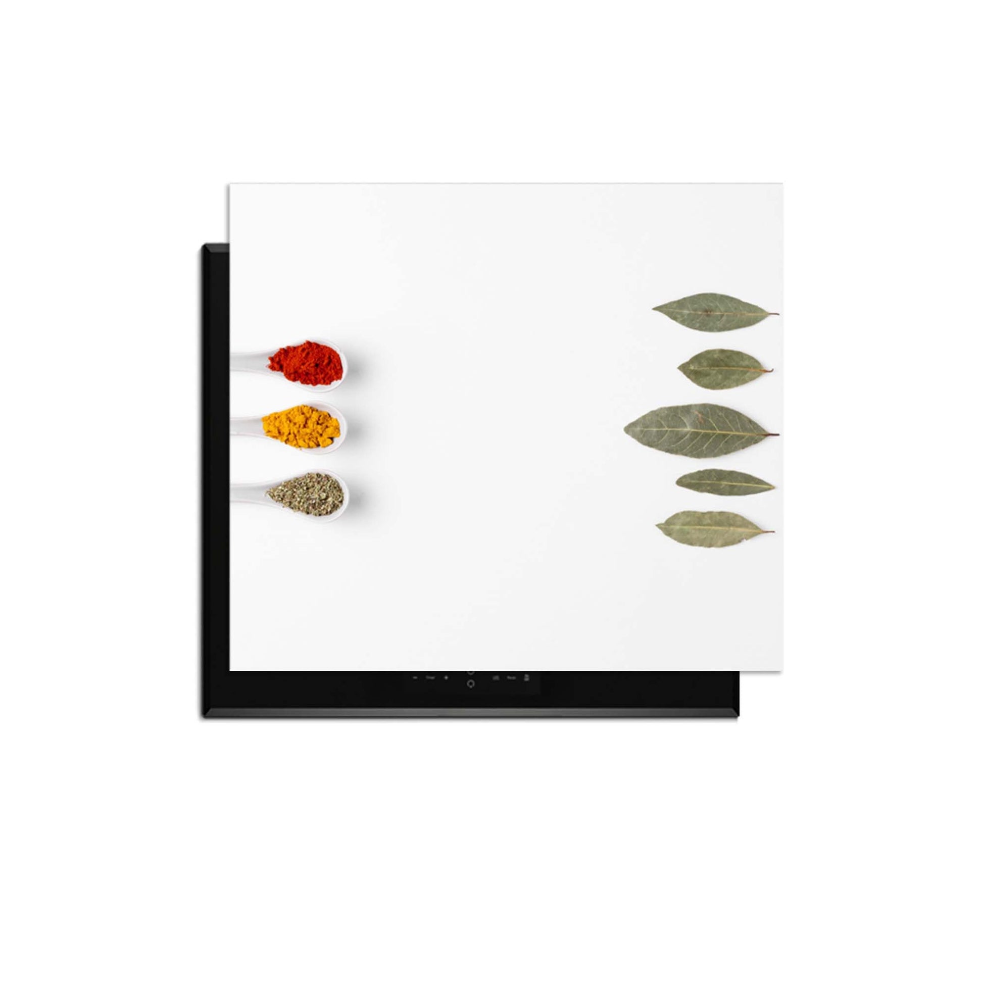 Bay & Blend - Herdabdeckplatte mit Gewürzen und Lorbeerblatt auf weißem Hintergrund.