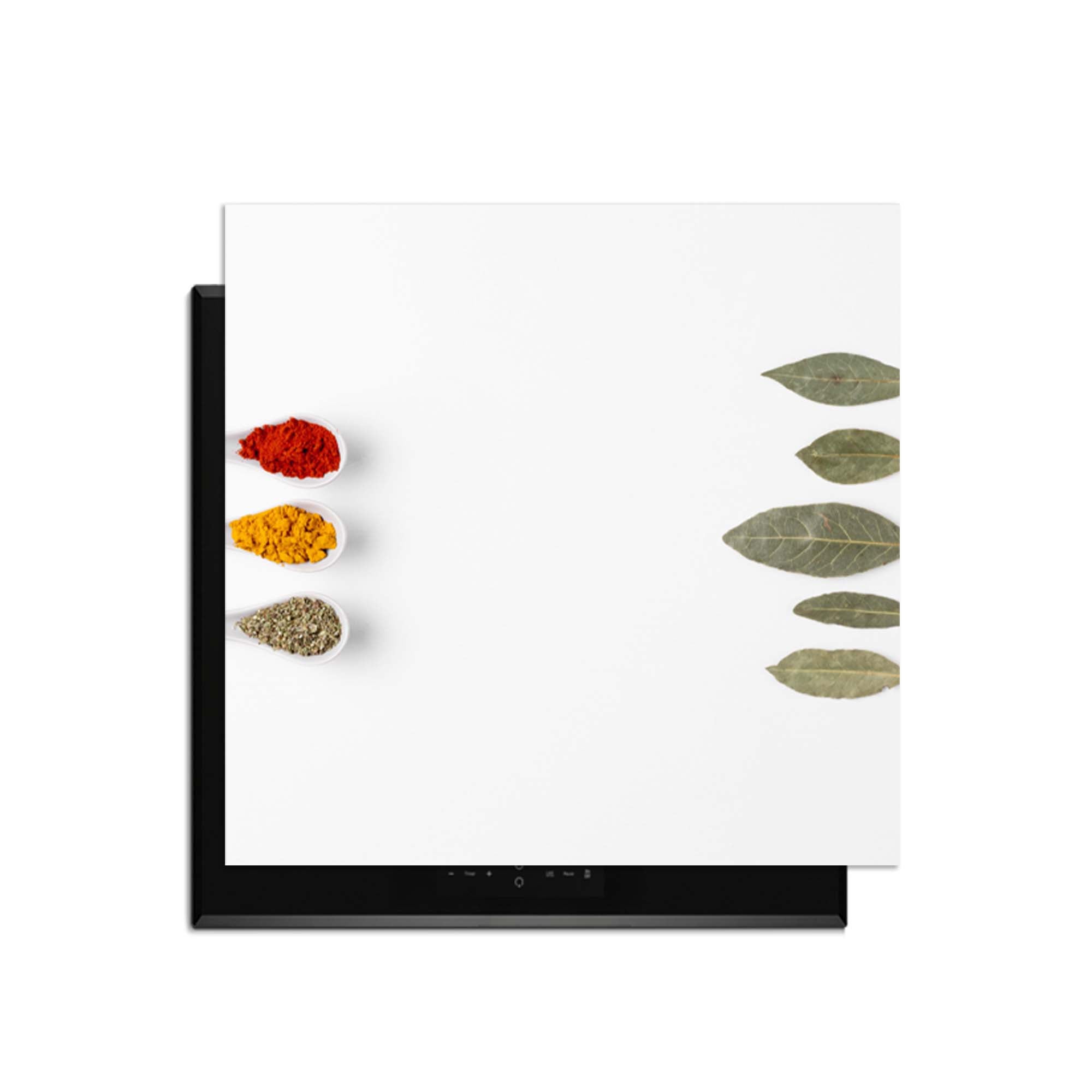 Bay & Blend - Herdabdeckplatte mit Kräutern und Gewürzen auf einem Induktionskochfeld.