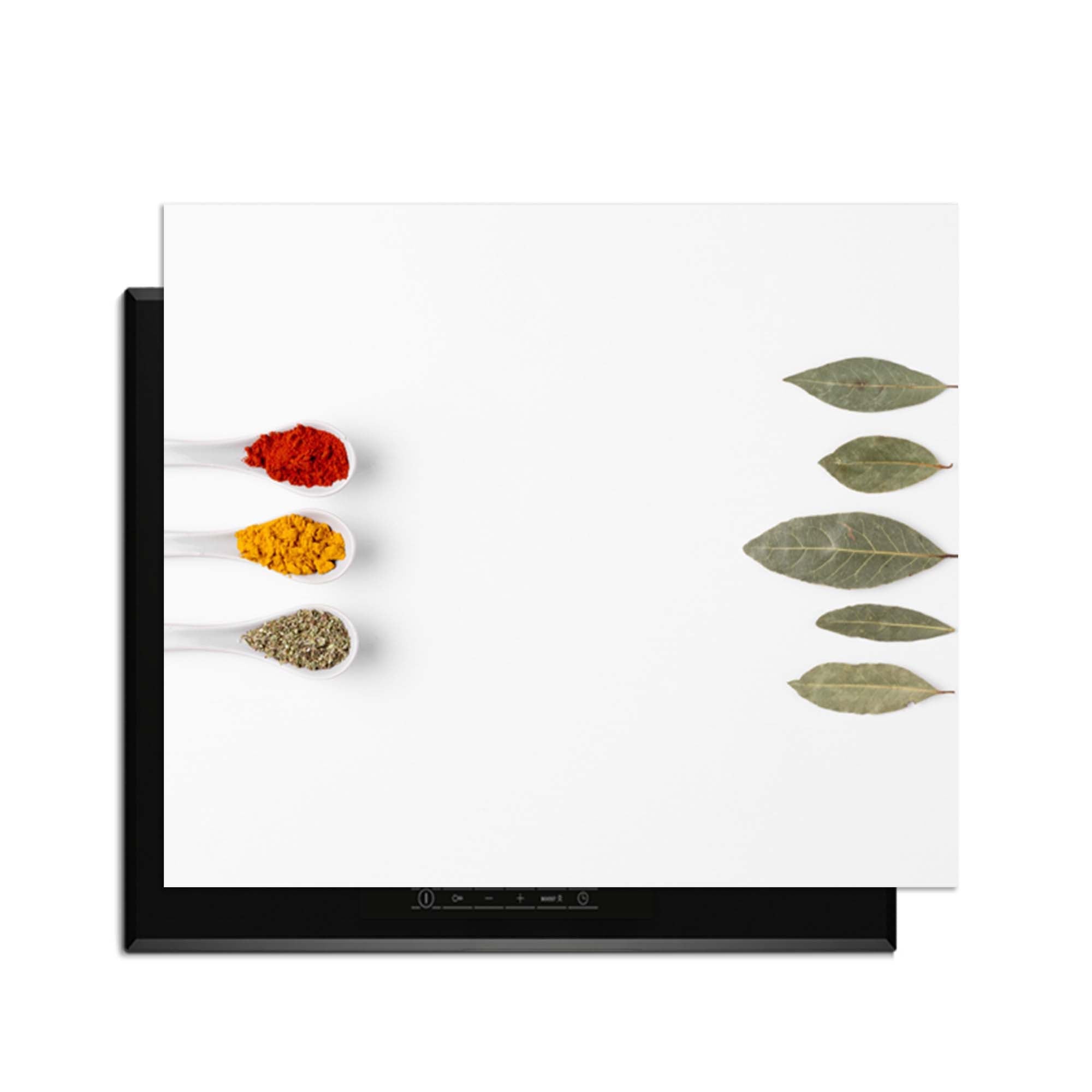 Bay & Blend - Herdabdeckplatte mit Kräutern und Gewürzen auf einem modernen Induktionskochfeld.