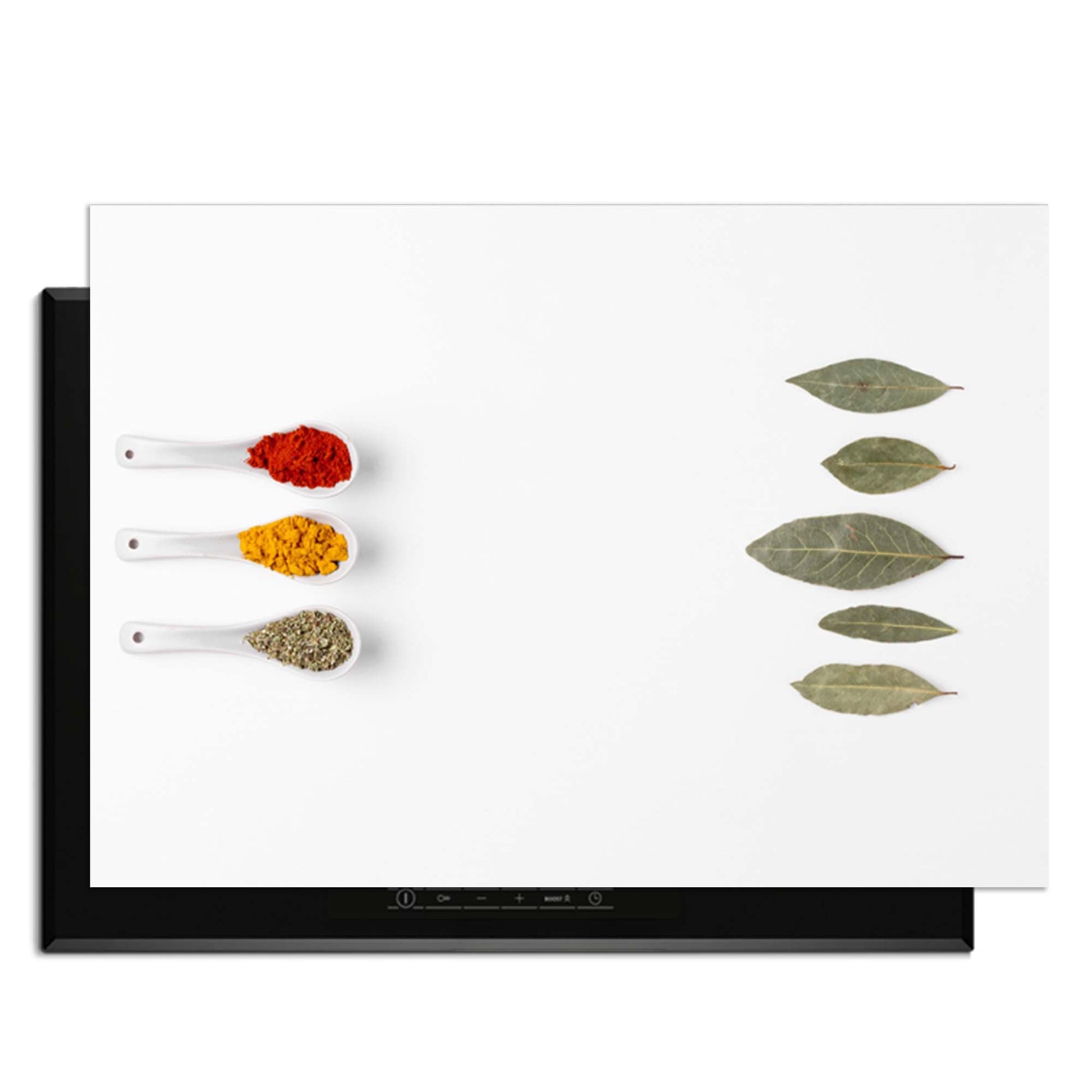 Bay & Blend - Herdabdeckplatte mit Gewürzen und Lorbeerblättern auf einem modernen Kochfeld.