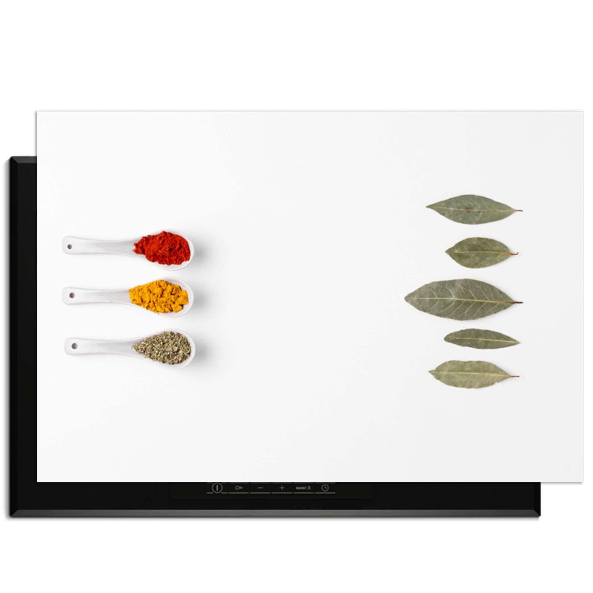 Bay & Blend - Herdabdeckplatte mit Kräutern und Gewürzen auf einem Induktionskochfeld.