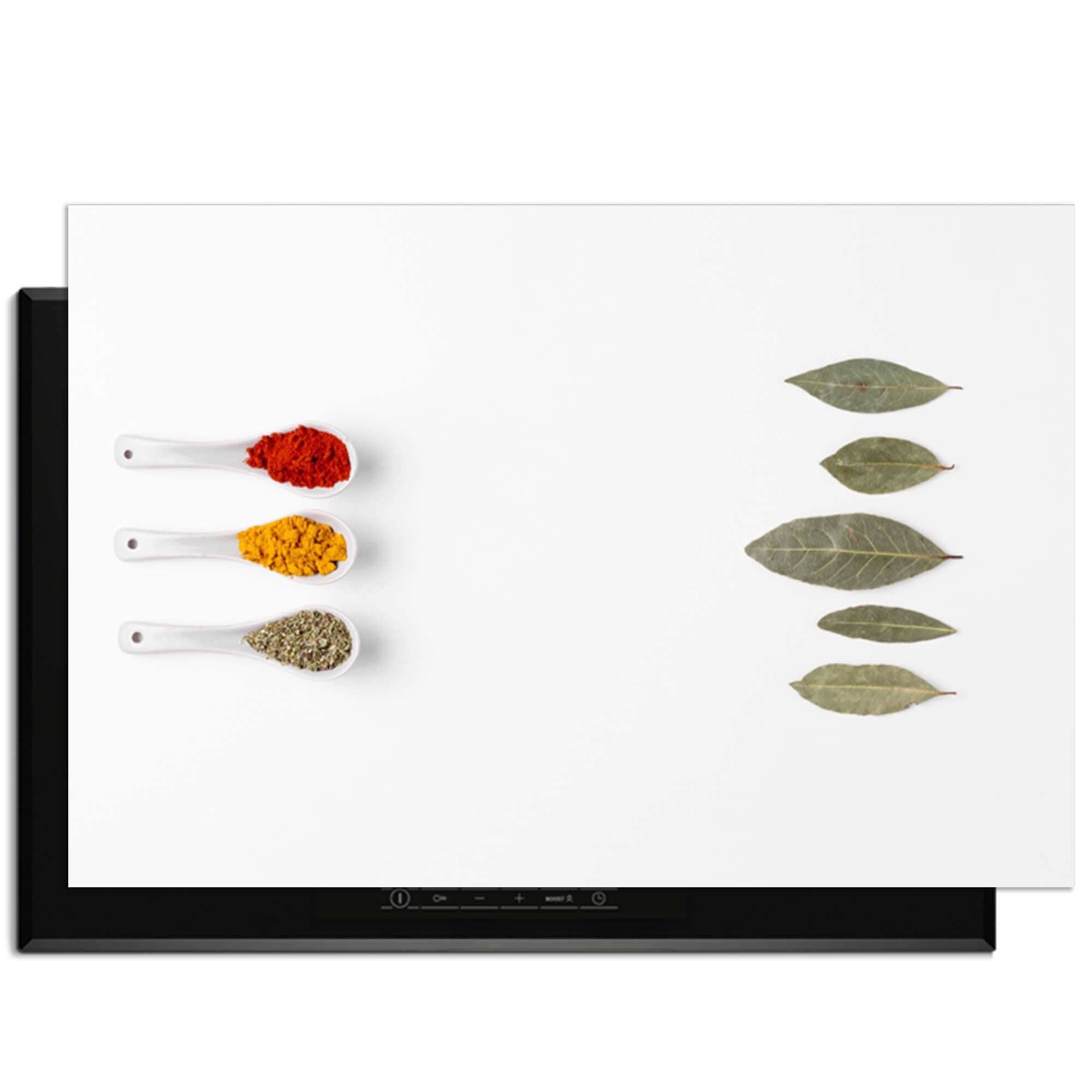 Bay & Blend - Herdabdeckplatte mit Kräutern und Gewürzen auf einem Induktionskochfeld.