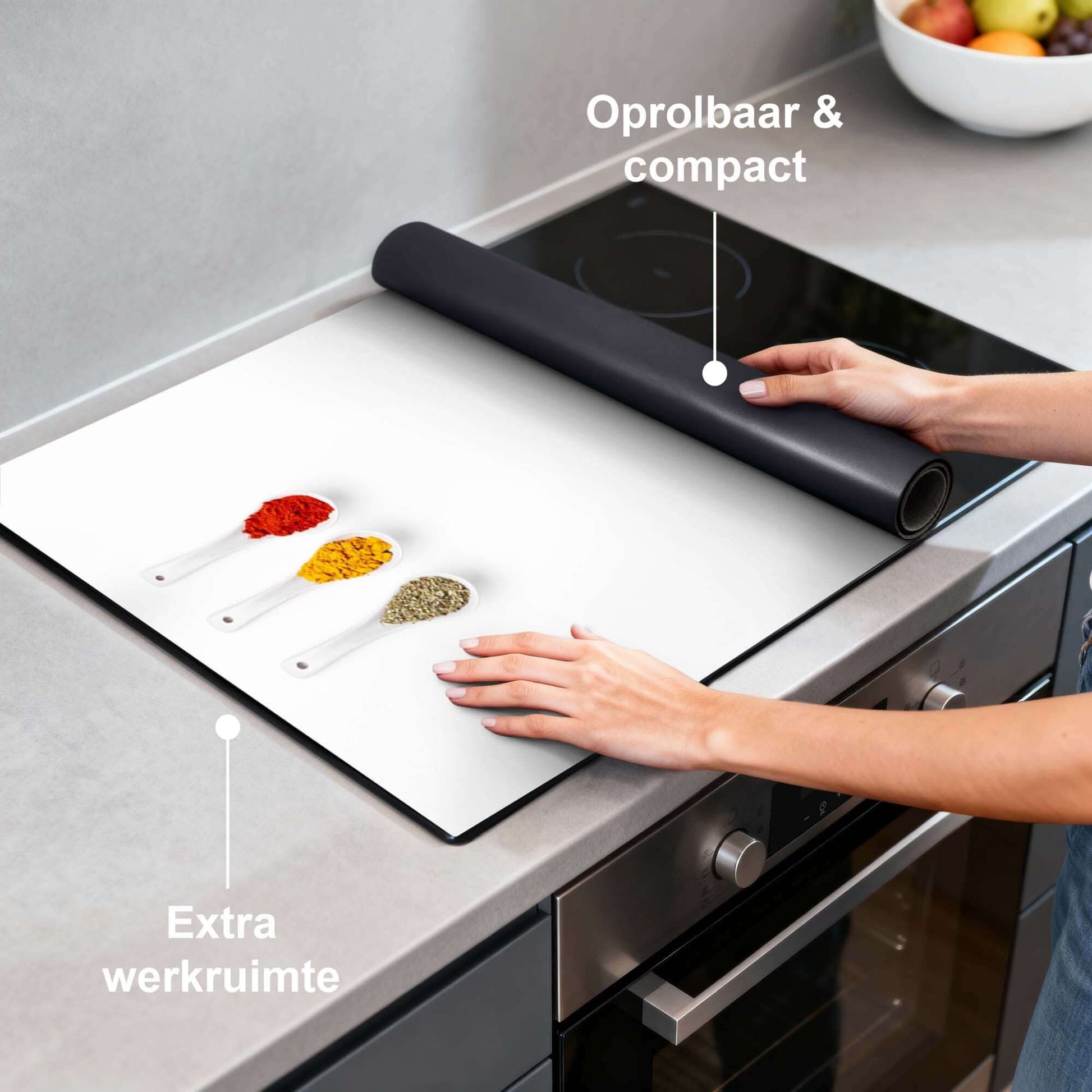 Bay & Blend - Herdabdeckplatte auf Induktionskochfeldern mit Gewürzen und zusätzlicher Arbeitsfläche.