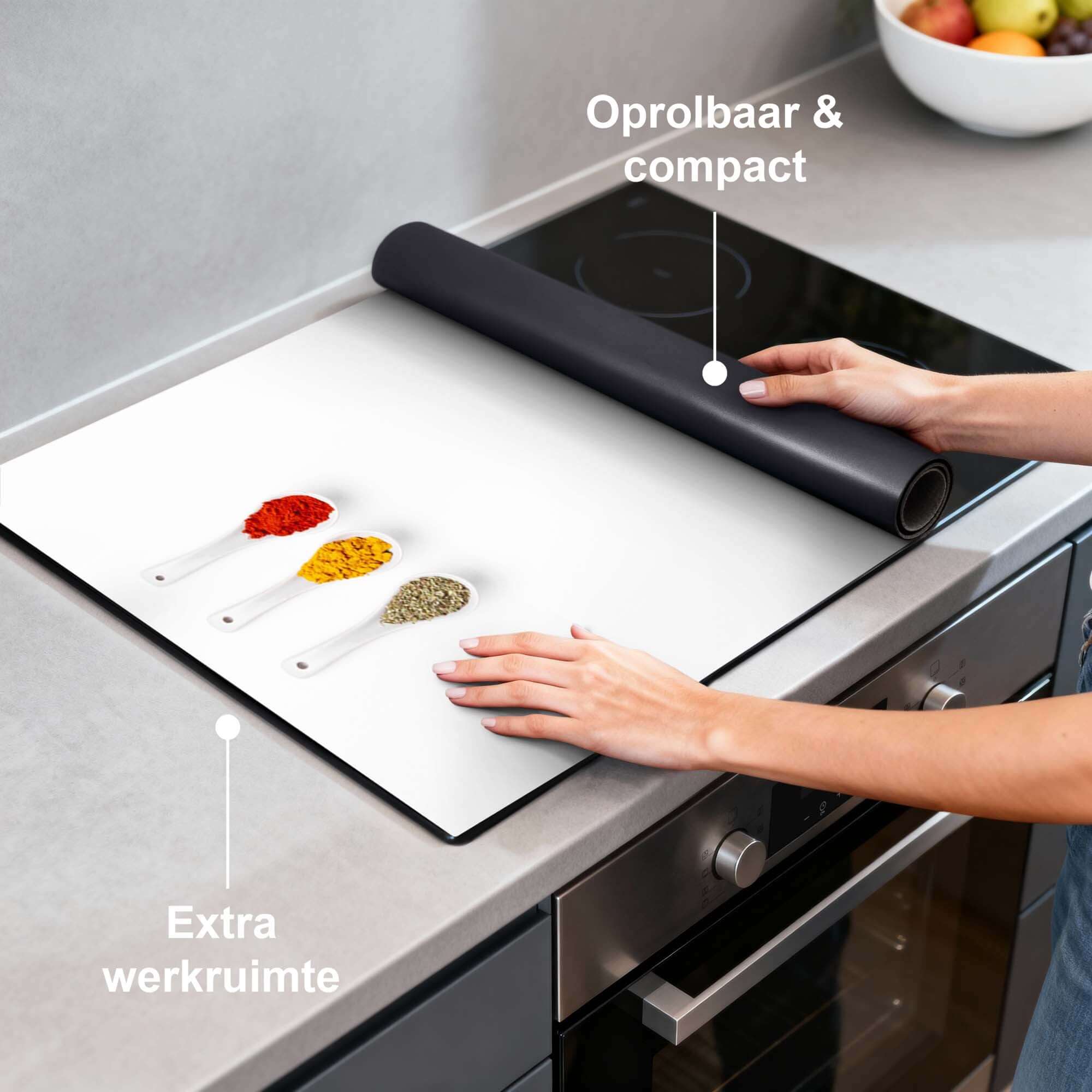 Bay & Blend - Herdabdeckplatte auf Induktionskochfeldern mit Gewürzen und zusätzlicher Arbeitsfläche.