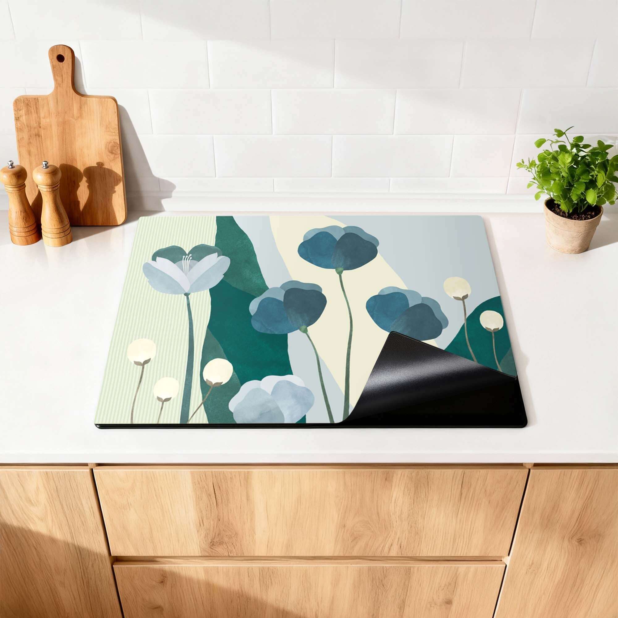 Blue Whispers - Herdabdeckplatte mit sanften Blautönen und organischen Formen auf einer Küchenarbeitsplatte.