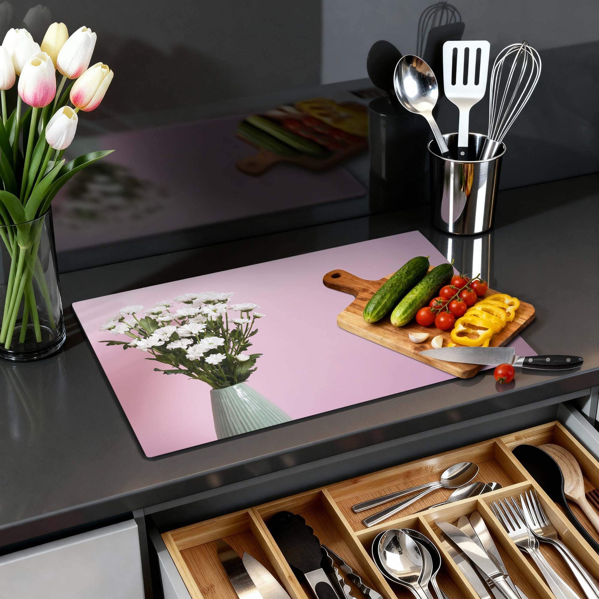 Blush & Bloom - Herdabdeckplatte auf der Küchenarbeitsplatte mit Blumen und Gemüse.