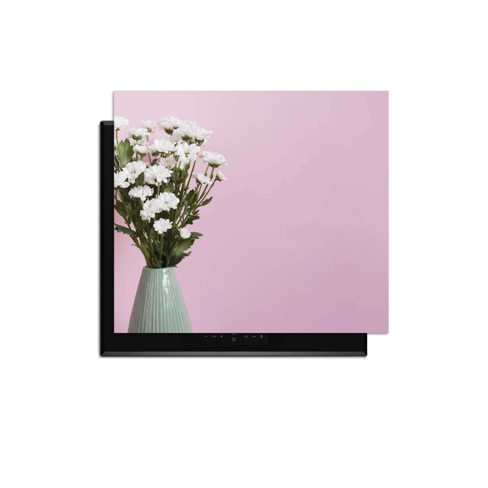 Blush & Bloom - Herdabdeckplatte mit Blumen in einer Vase auf rosa Hintergrund für stilvollen Küchenschutz.