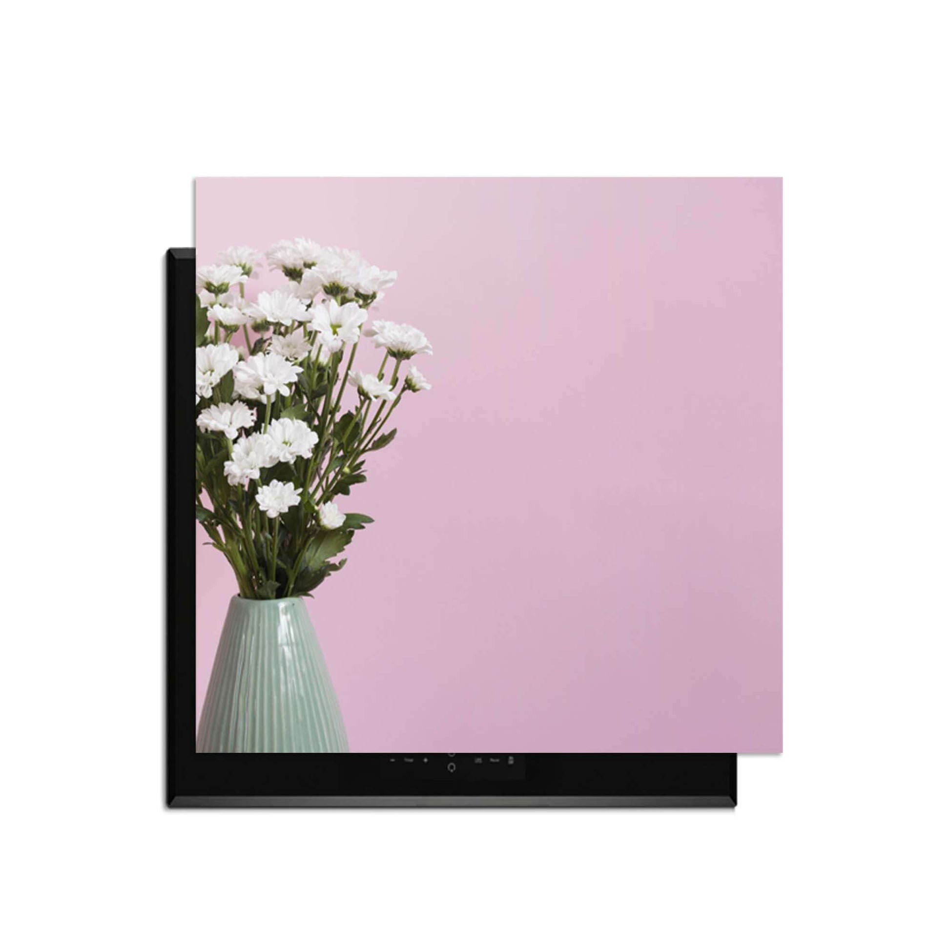 Blush & Bloom - Herdabdeckplatte mit Blumen in einer Vase auf einem rosa Hintergrund.