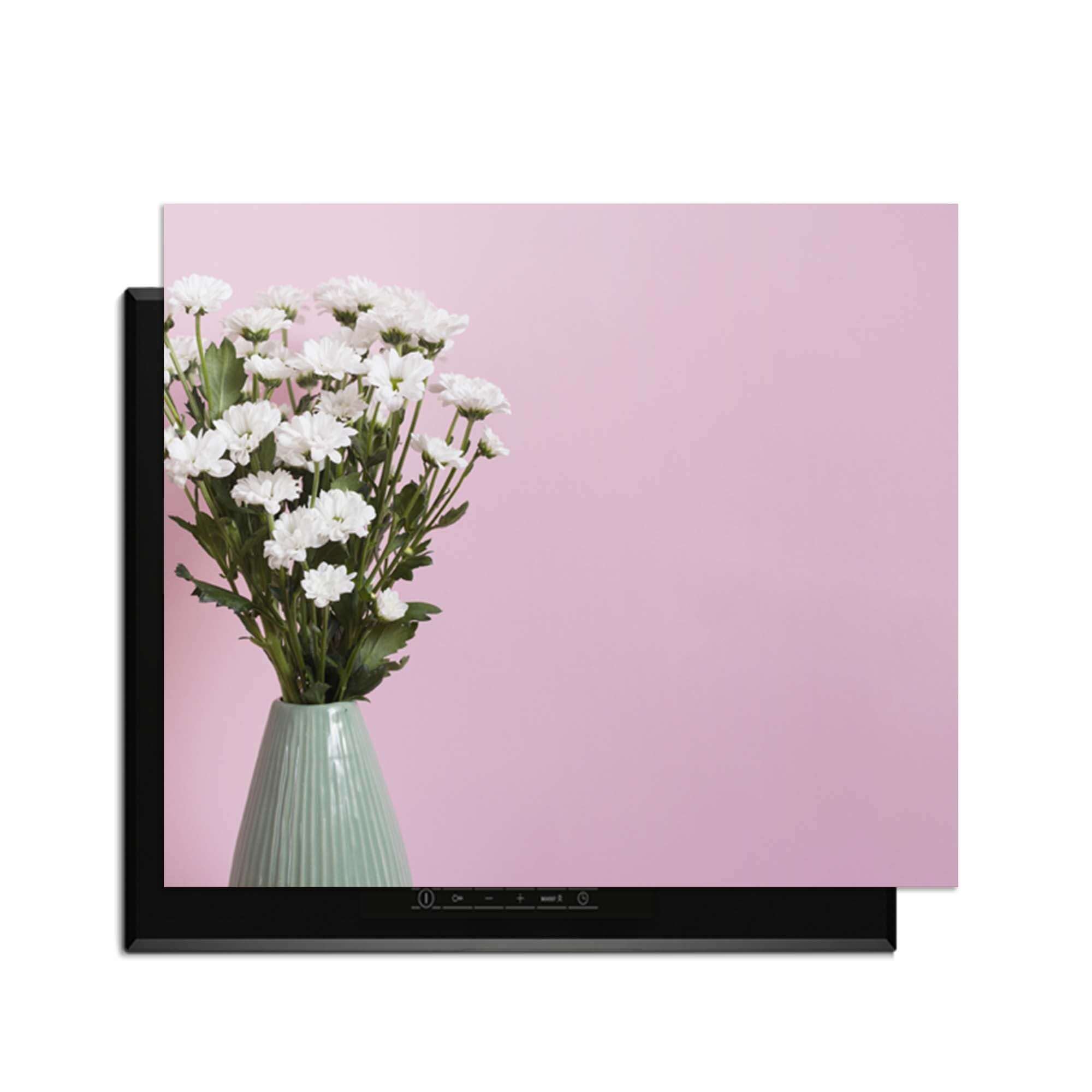 Blush & Bloom - Herdabdeckplatte mit Blumen in einer Vase vor einem rosa Hintergrund.