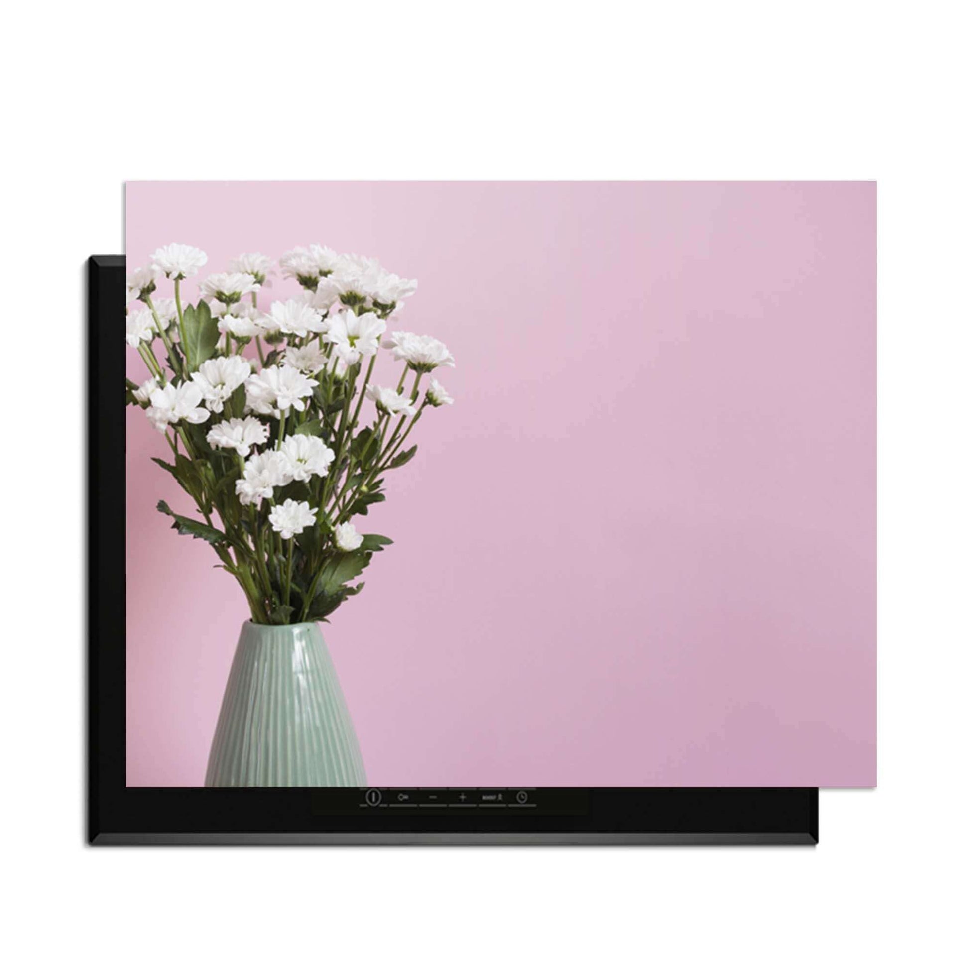 Blush & Bloom - Herdabdeckplatte mit einer Vase voller Blumen auf einem rosa Hintergrund.