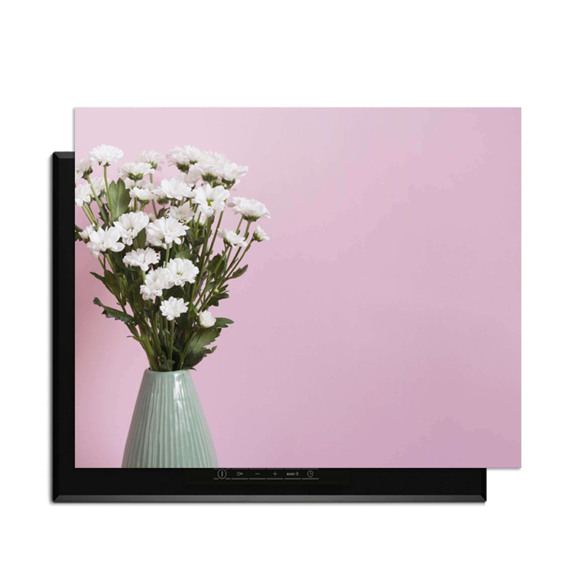 Blush & Bloom - Herdabdeckplatte mit einer Vase voller Blumen auf einem rosa Hintergrund.