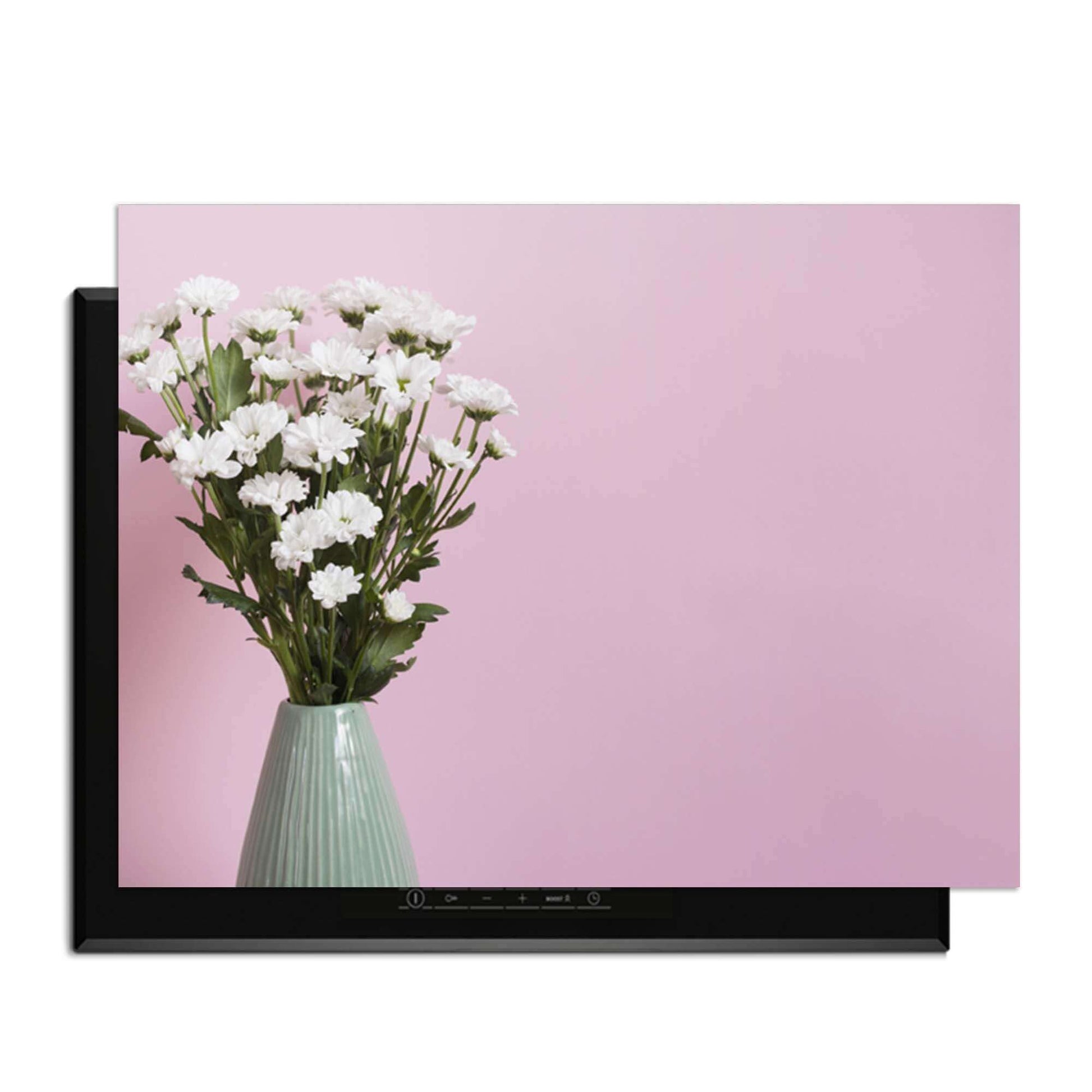 Blush & Bloom - Herdabdeckplatte mit einem Blumenarrangement auf einem verstellbaren Induktionskochfeld.