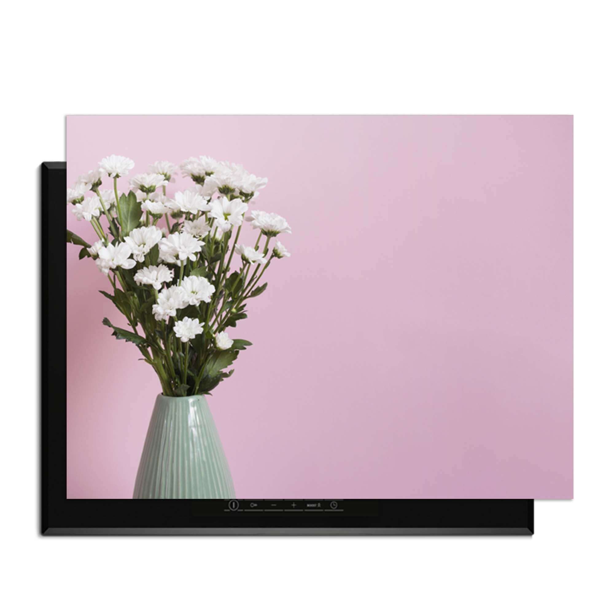 Blush & Bloom - Herdabdeckplatte mit einem Blumenarrangement auf einem verstellbaren Induktionskochfeld.