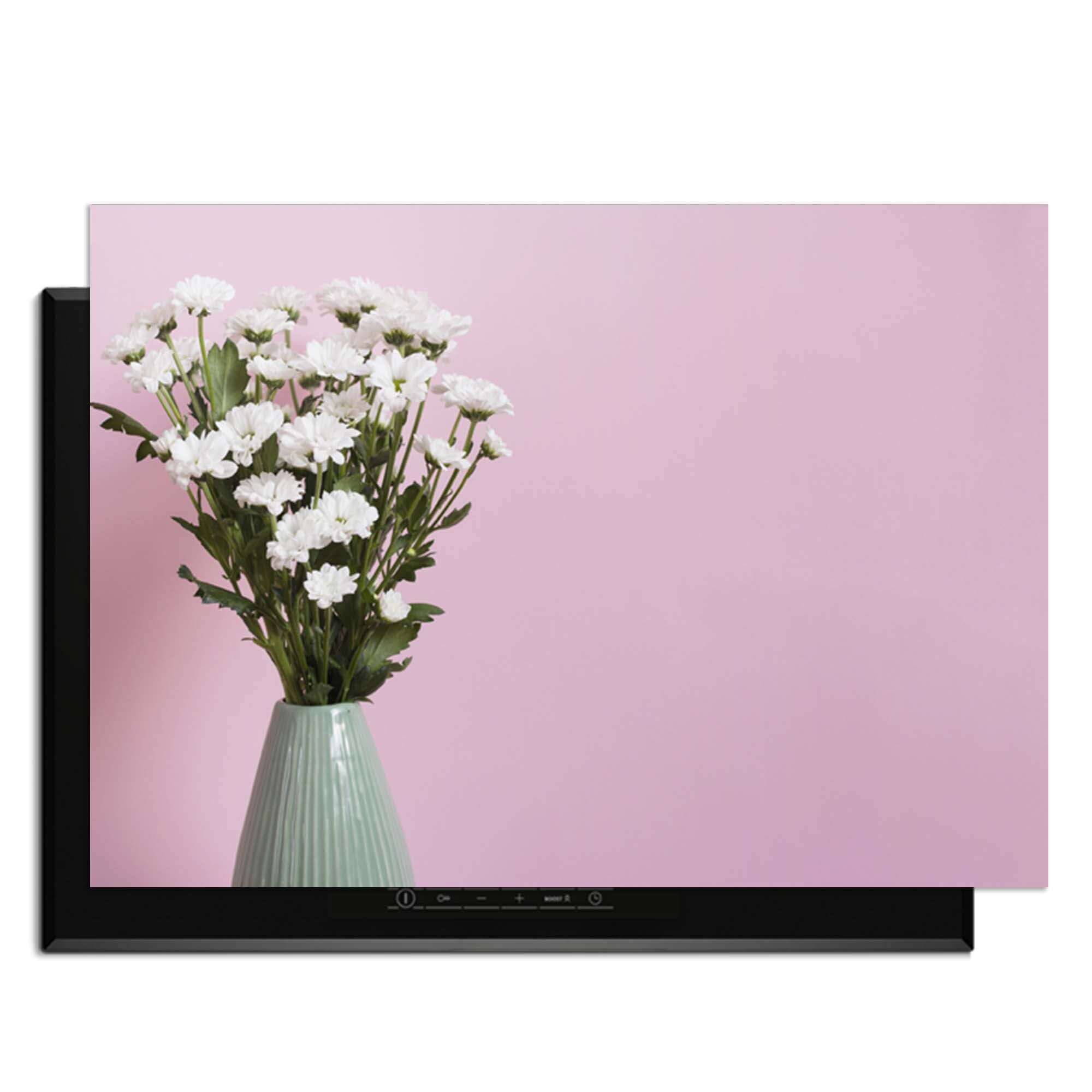 Blush & Bloom - Herdabdeckplatte mit einer grünen Vase und weißen Blumen auf einem rosa Hintergrund.