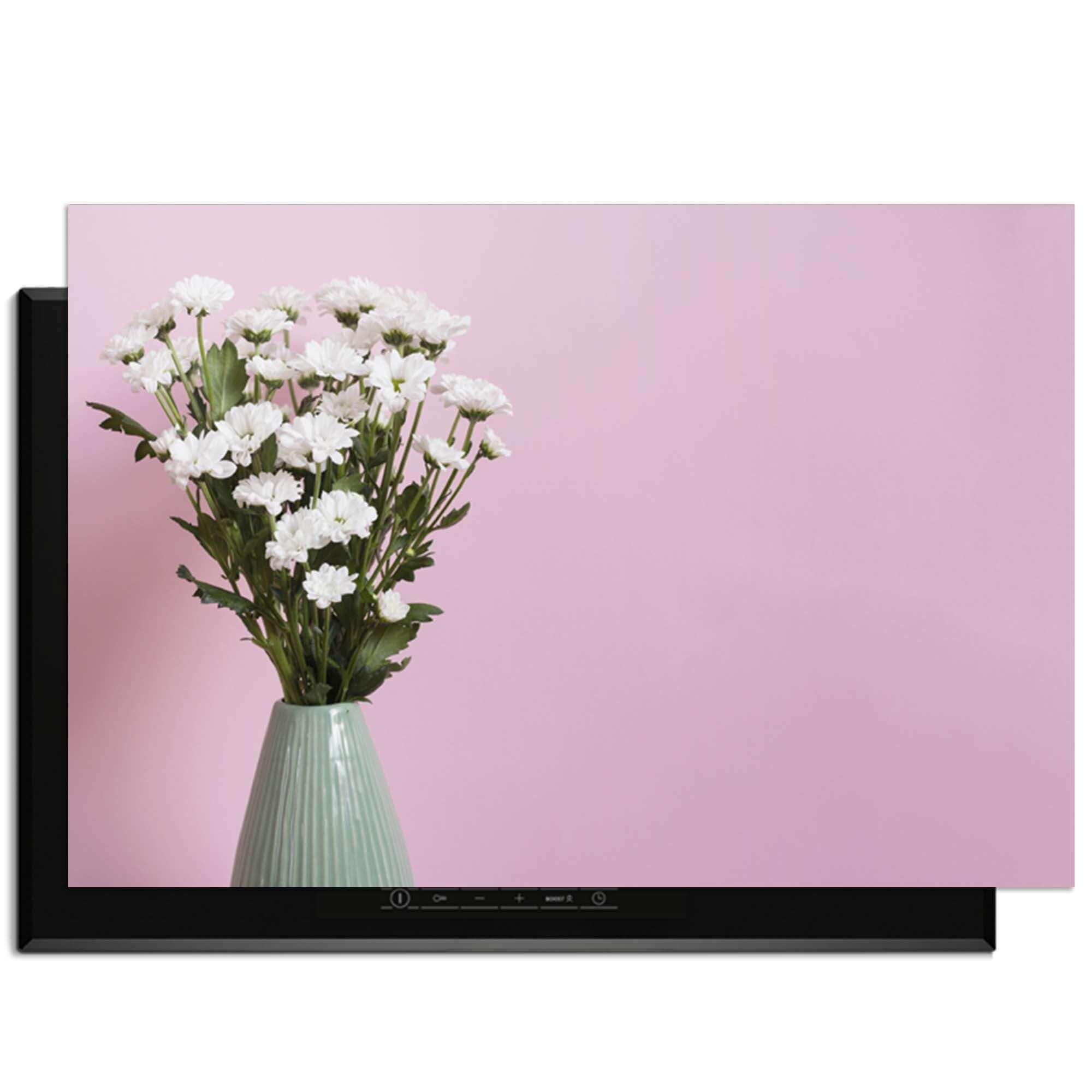 Blush & Bloom - Herdabdeckplatte auf einem Induktionskochfeld mit Blumen in einer Vase.