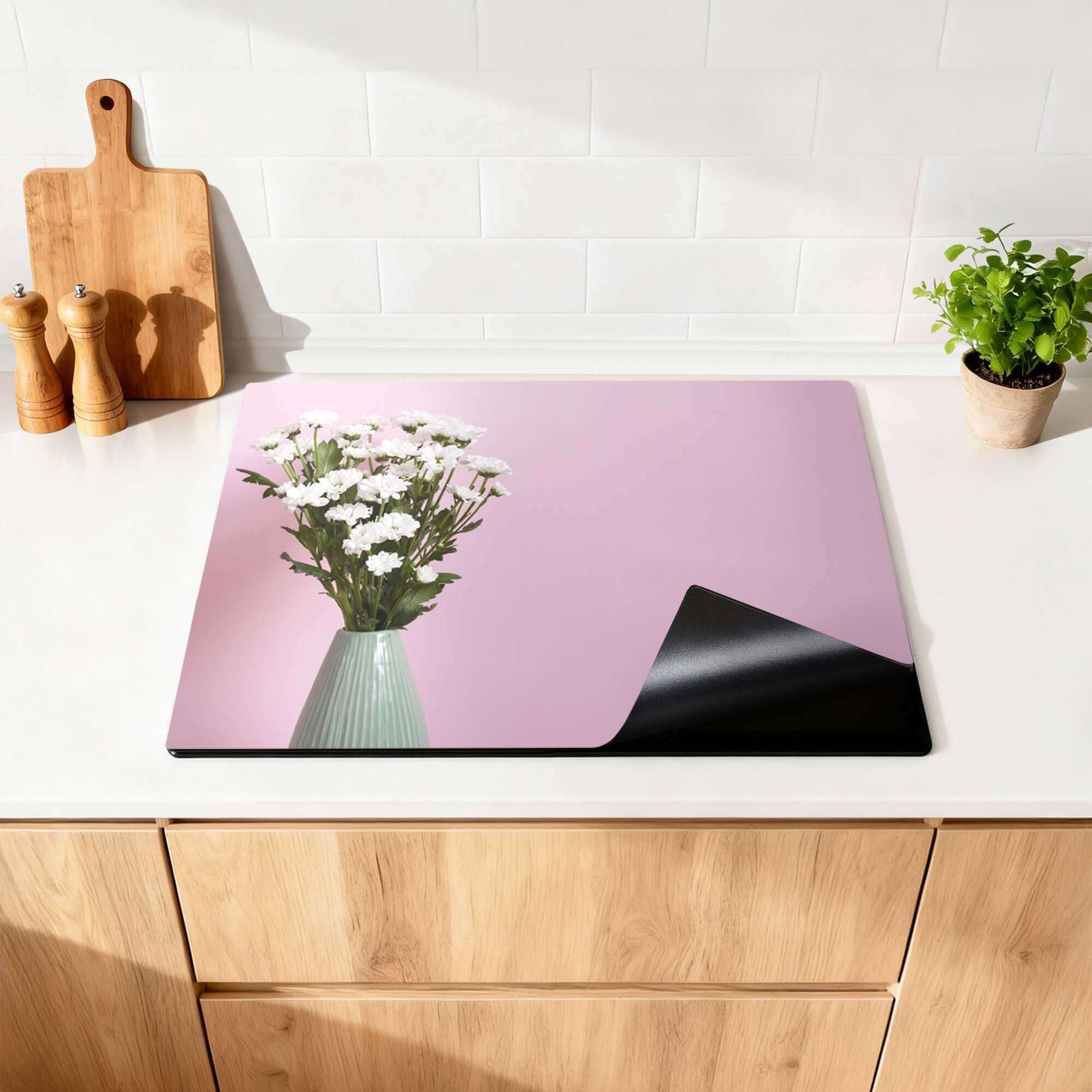 Blush & Bloom - Herdabdeckplatte mit Eleganz und Stil auf einer modernen Küchenarbeitsplatte.
