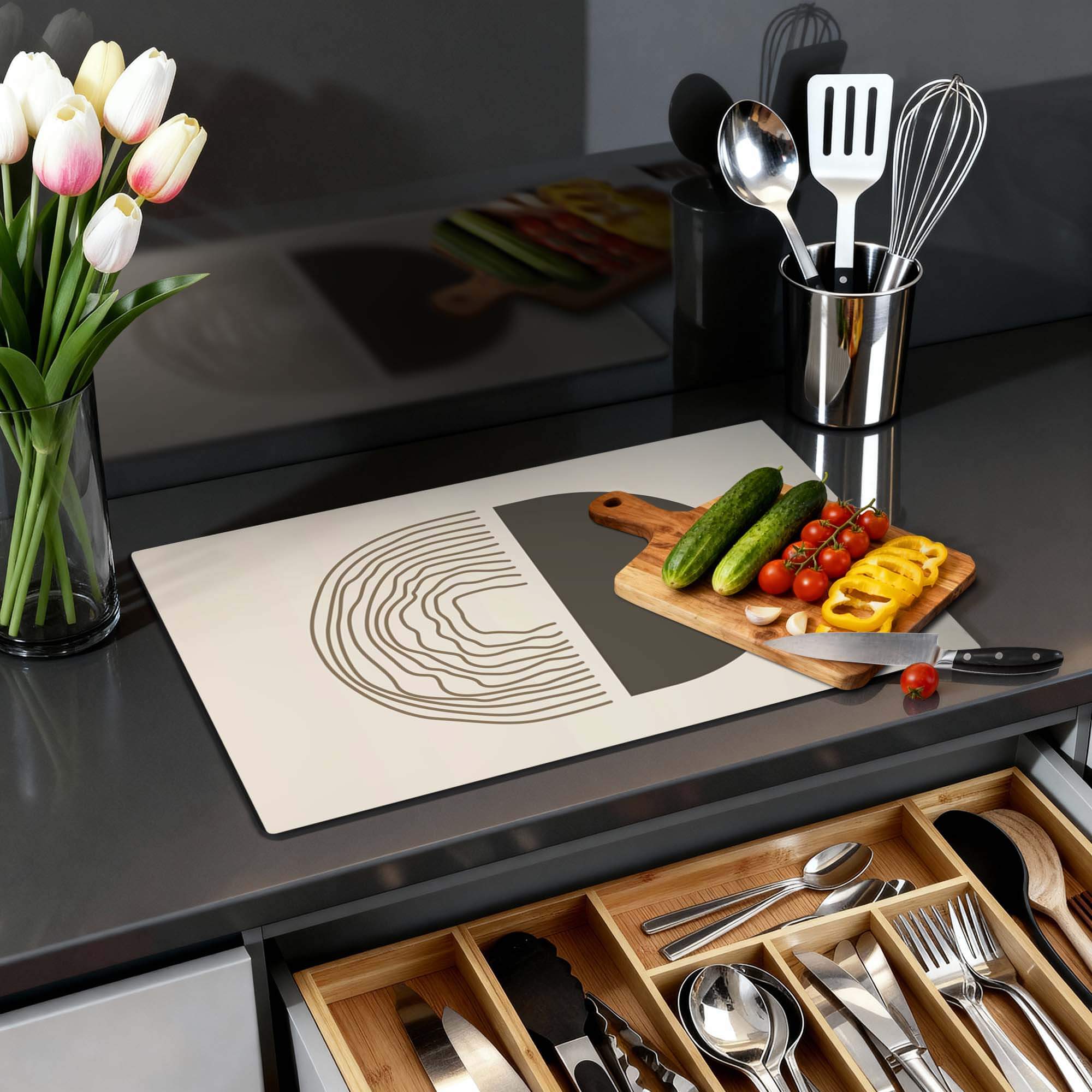 Boho Abstract - Japandi Herdabdeckplatte in der Küche mit Gemüse und Küchenzubehör, schützend und stilvoll in Erdtönen.