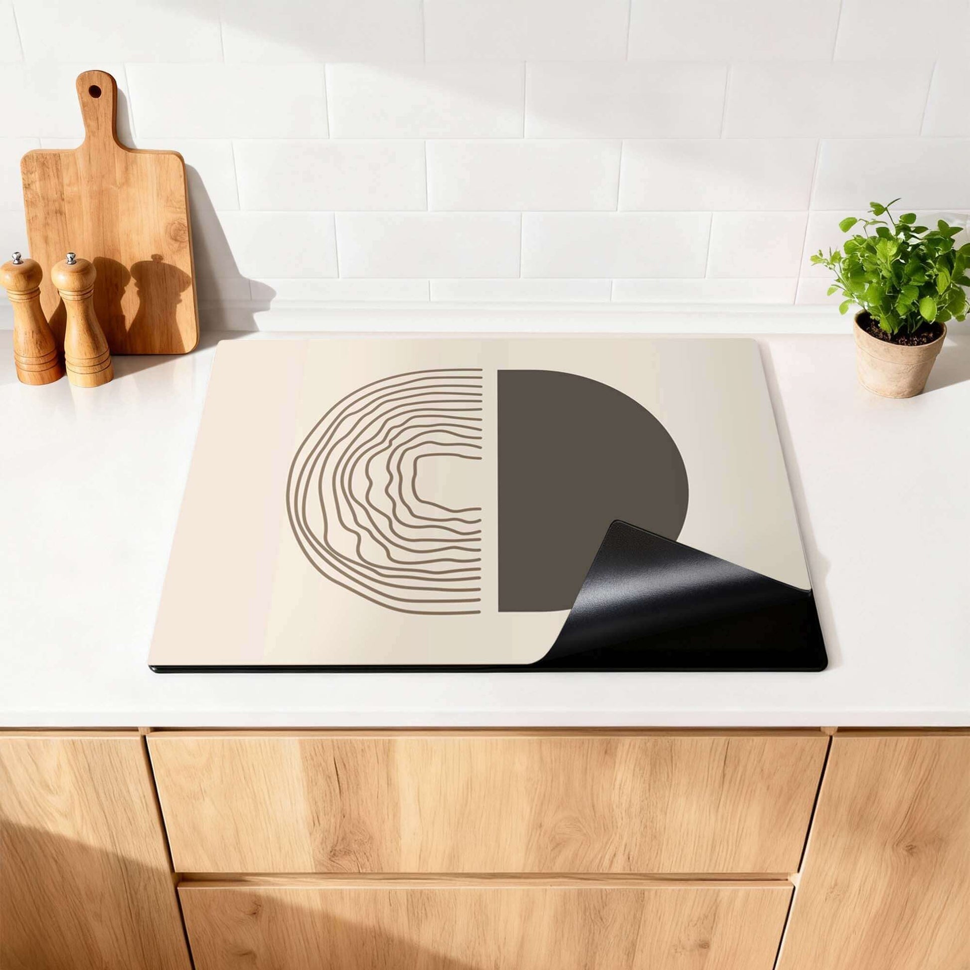 Boho Abstract - Japandi Herdabdeckplatte mit grafischem Design in Erdtönen auf Küchenarbeitsplatte, schützt vor Kratzern und Schmutz.